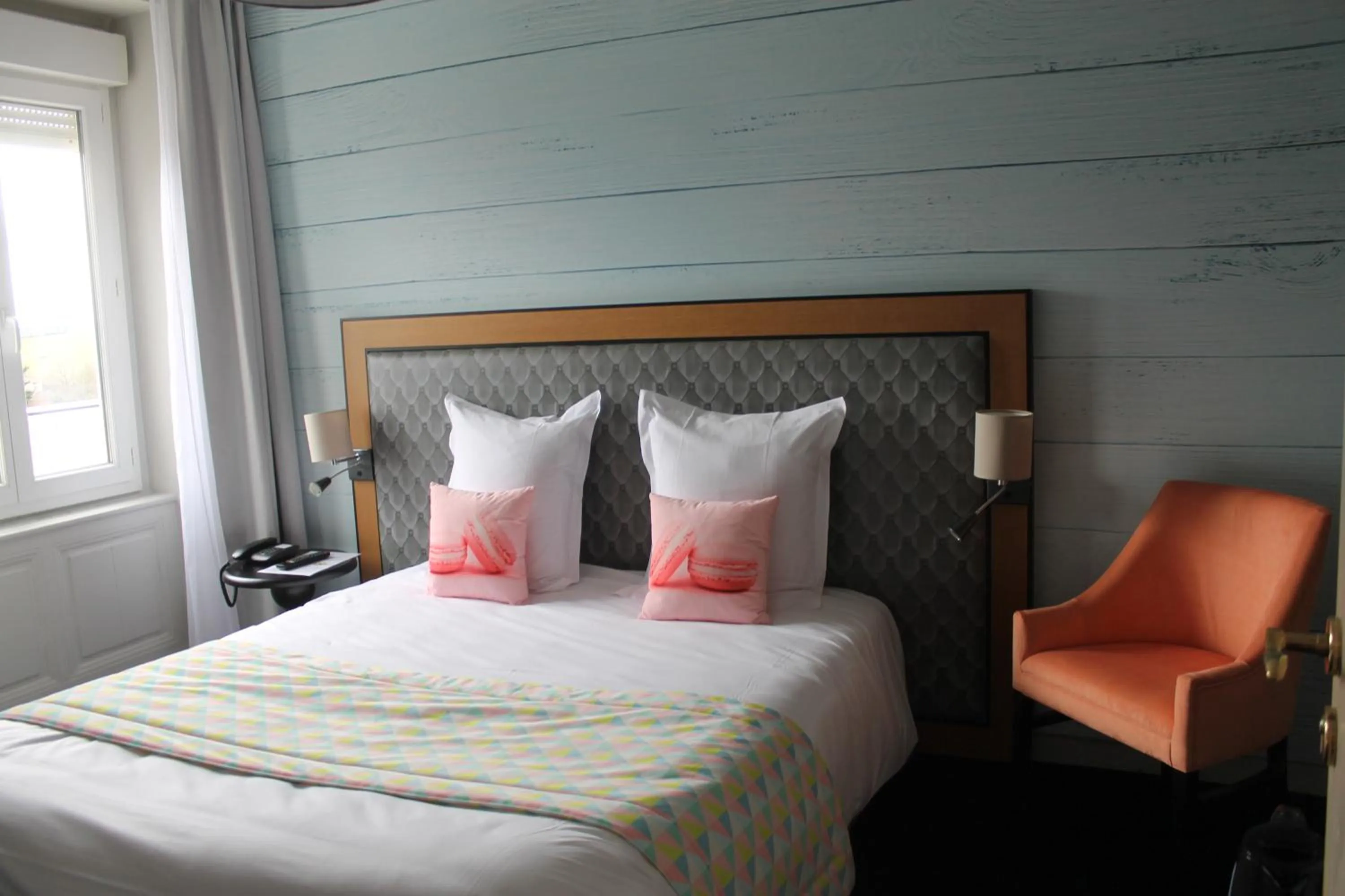 Bed in Logis Hôtel Le Tisseur des Saveurs