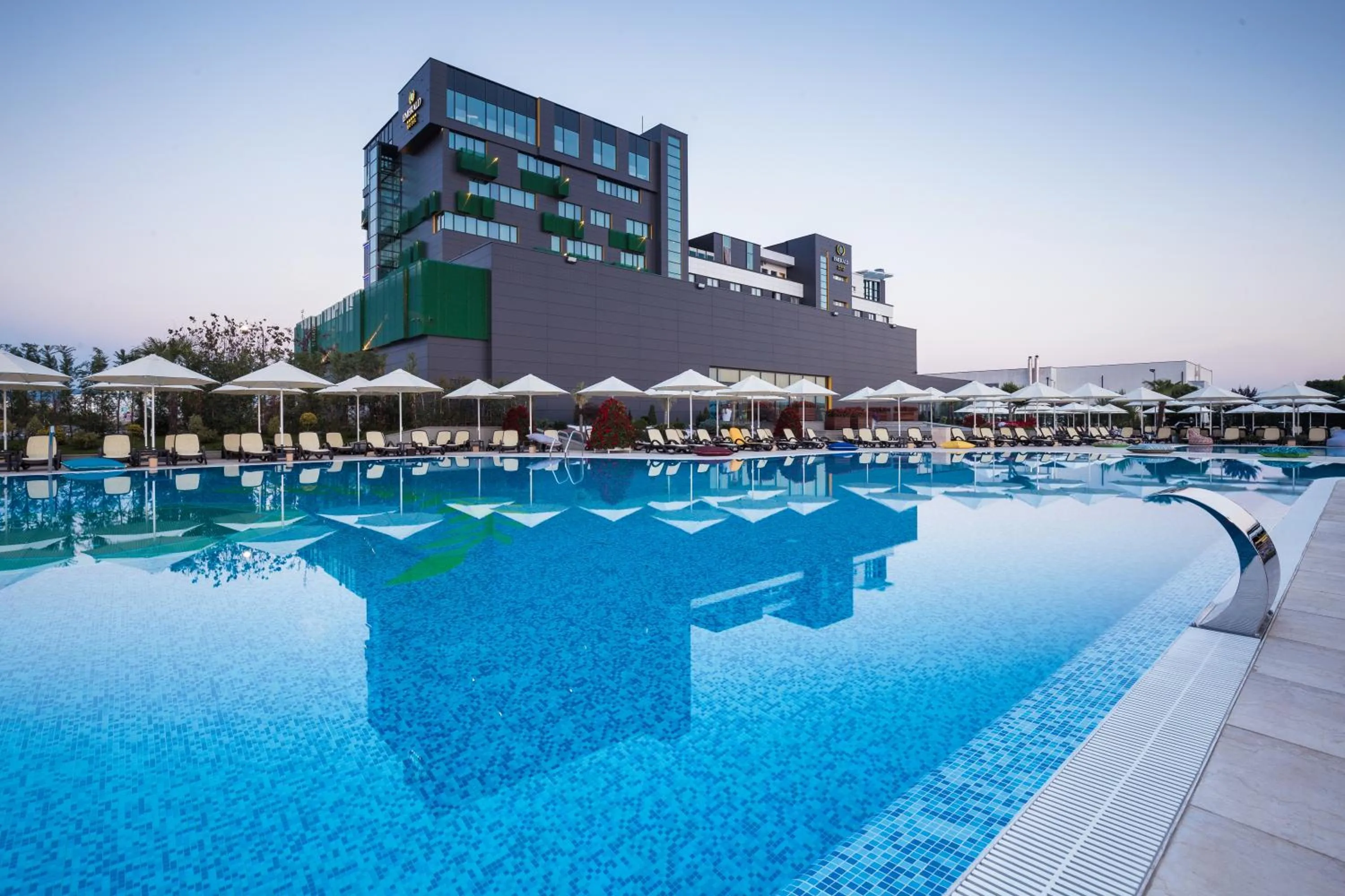 Swimming pool in Emerald Hotel