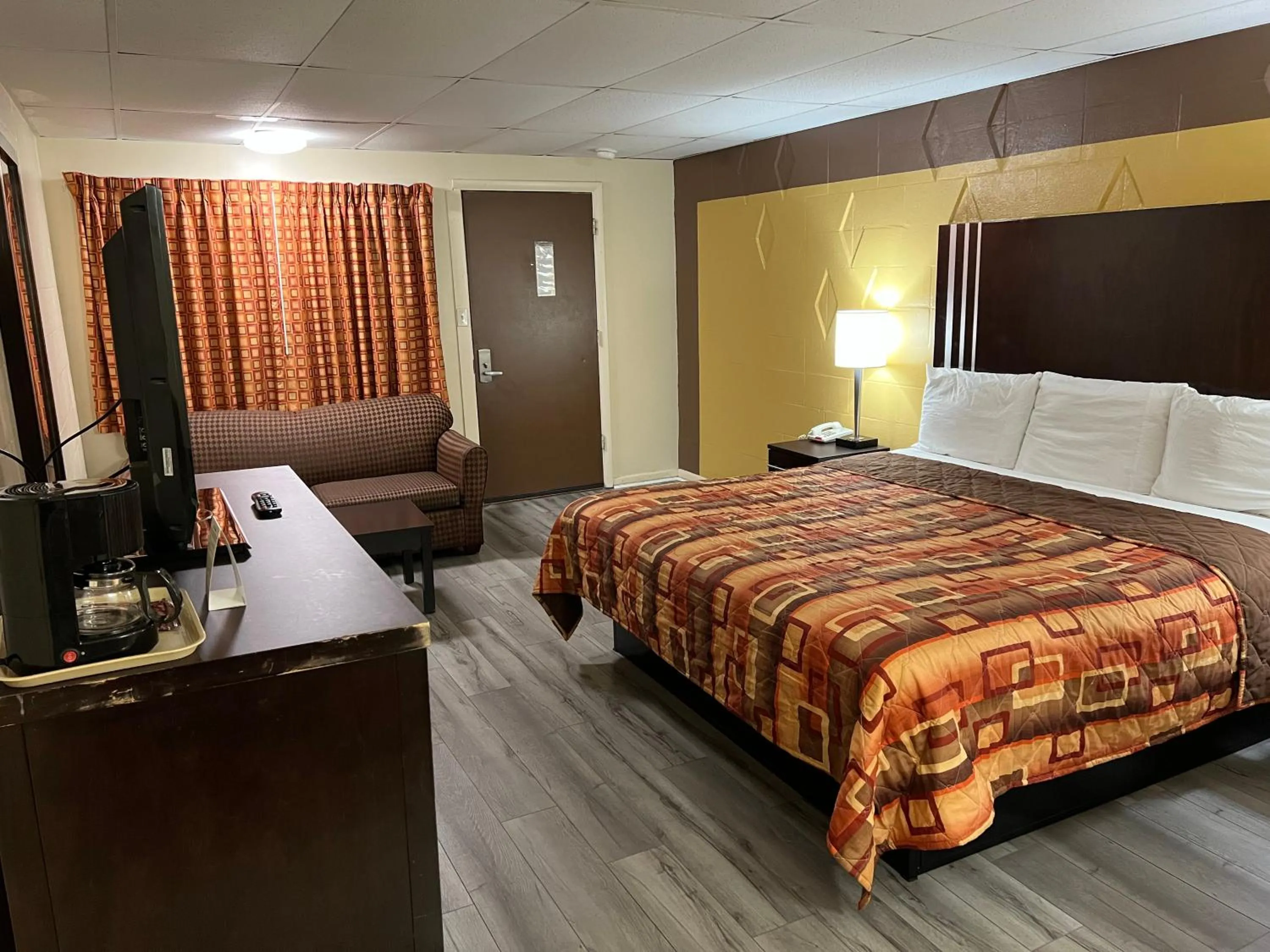 Photo of the whole room, Bed in Scottish Inns Tonawanda