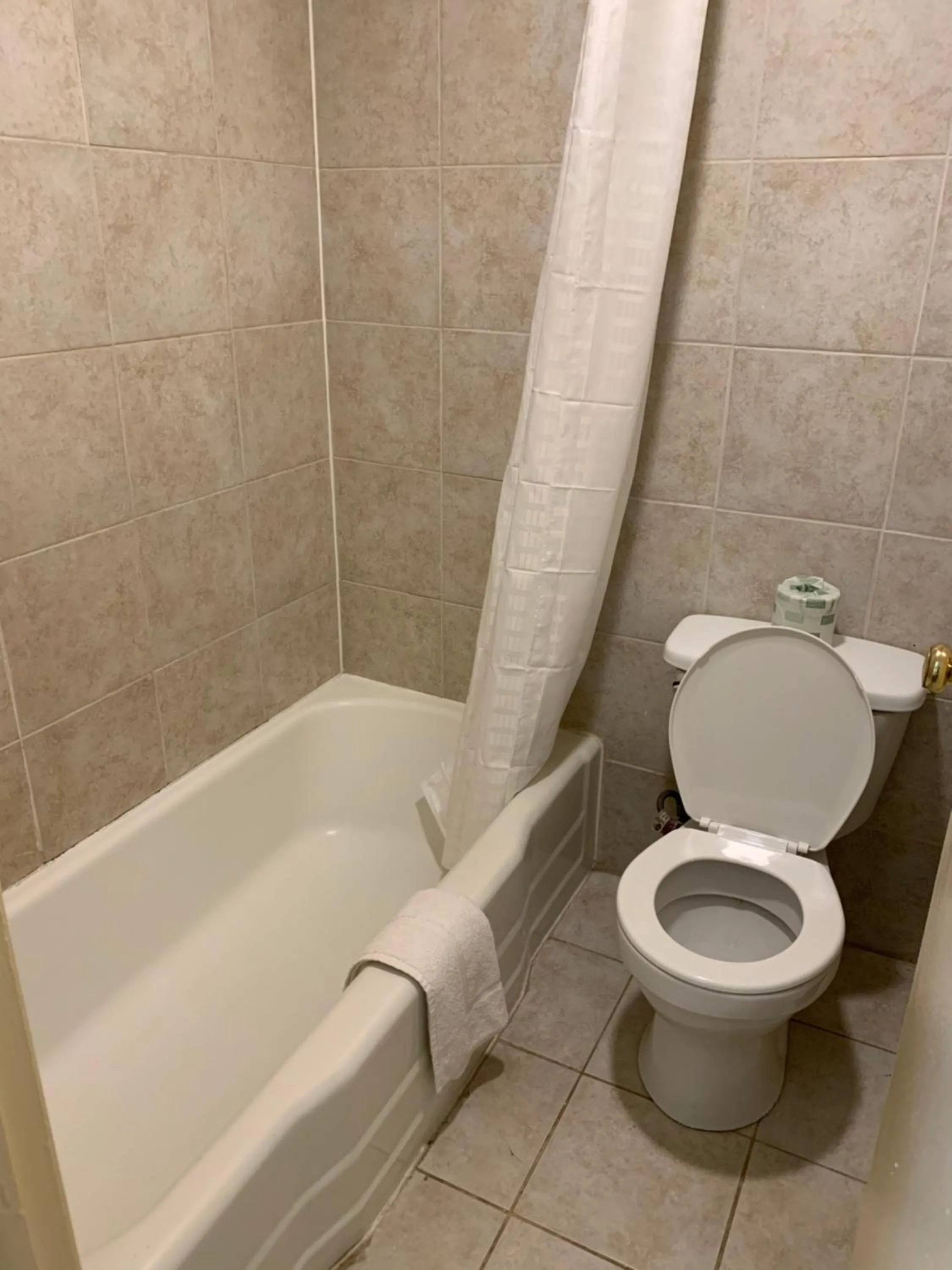 Bathroom in Scottish Inns Tonawanda