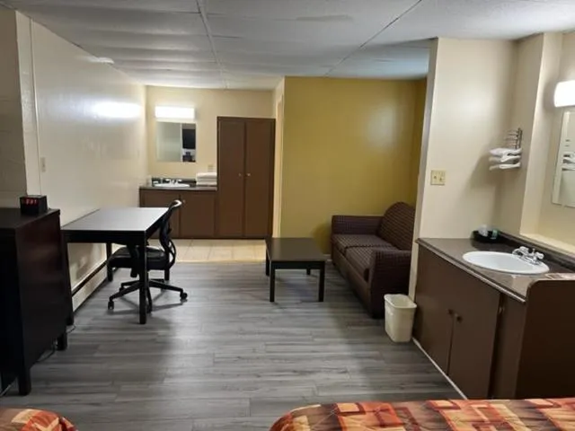 Seating area in Scottish Inns Tonawanda