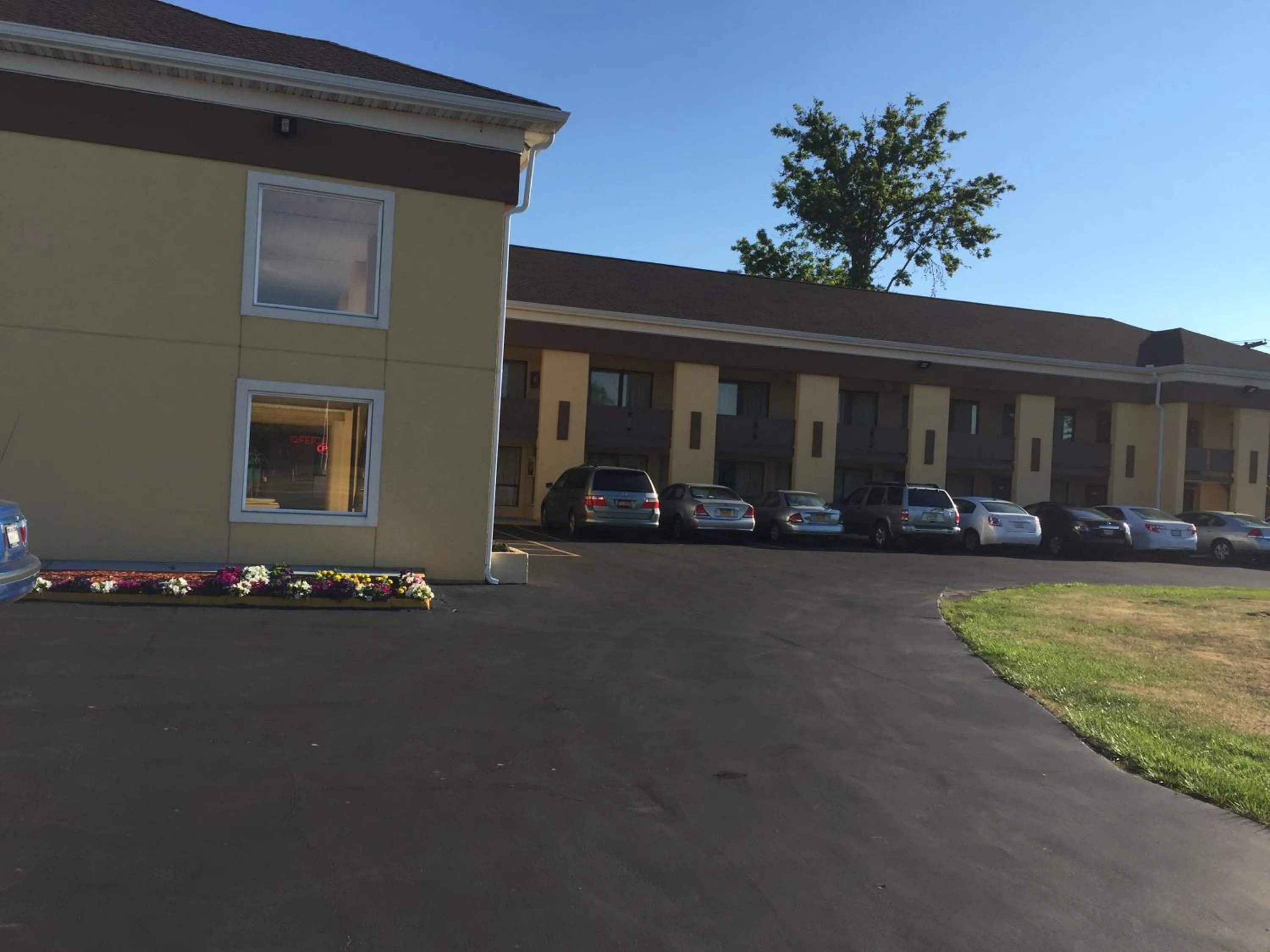 Property building in Scottish Inns Tonawanda