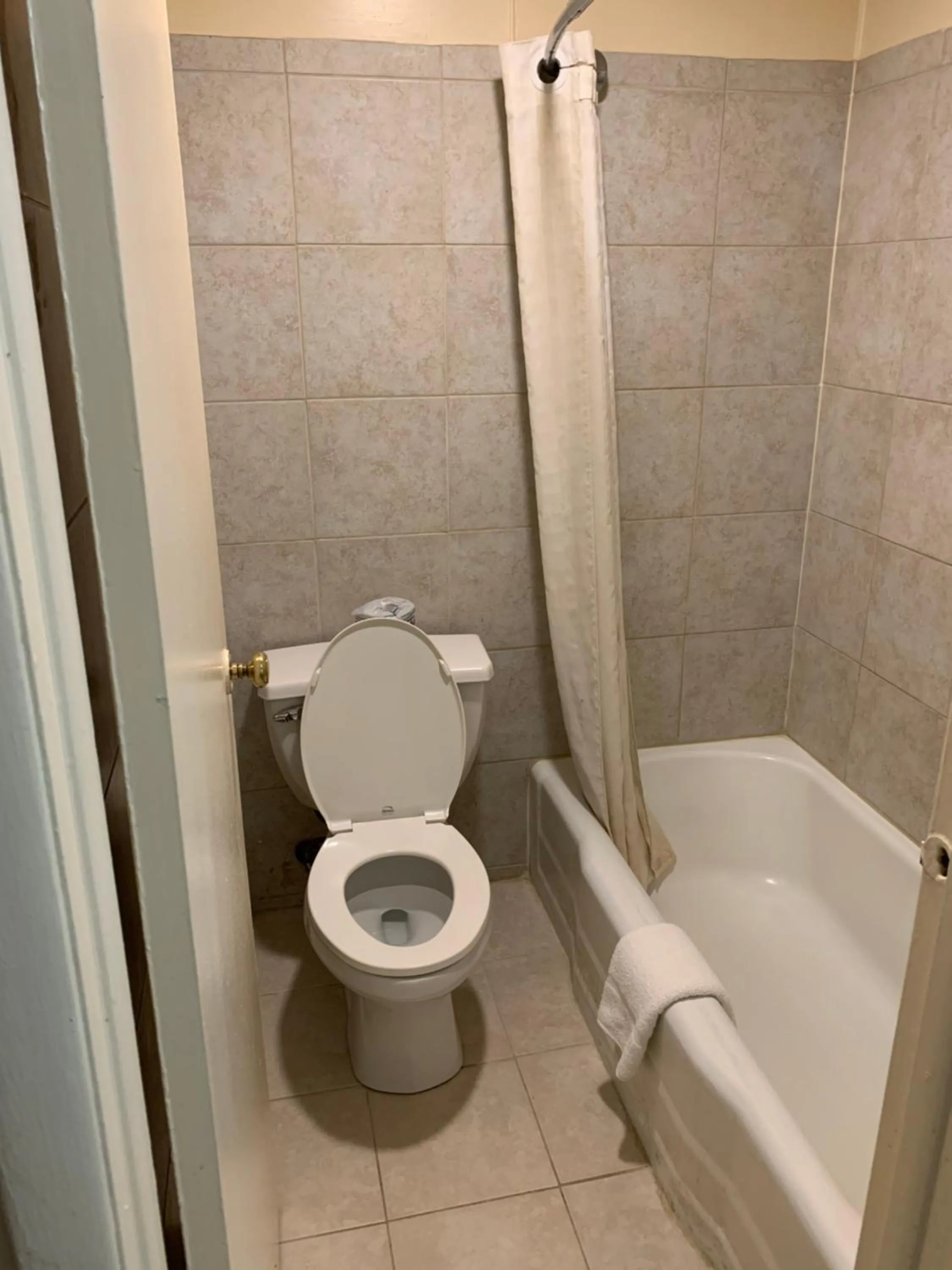 Bathroom in Scottish Inns Tonawanda