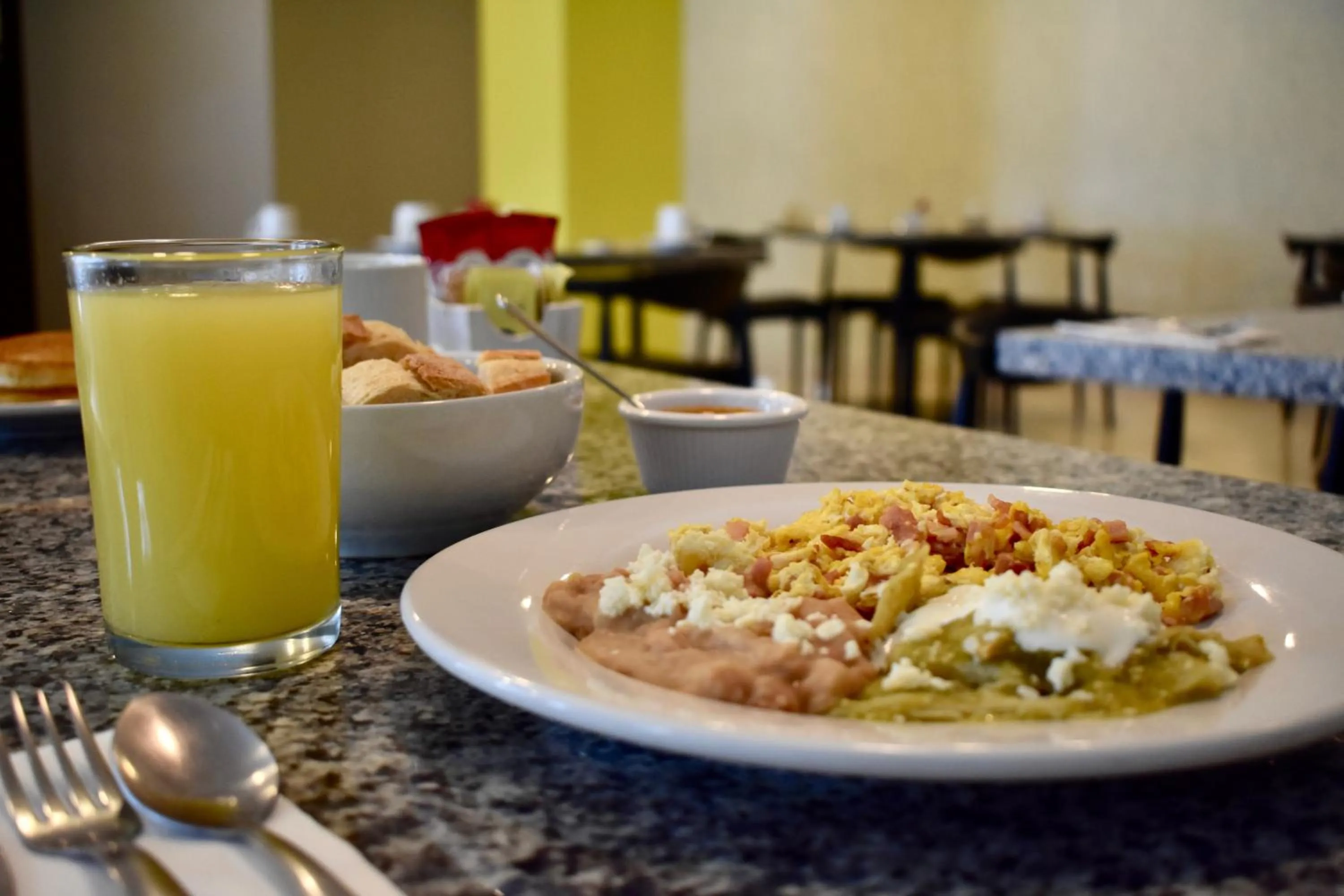 Food and drinks in Country Hotel & Suites