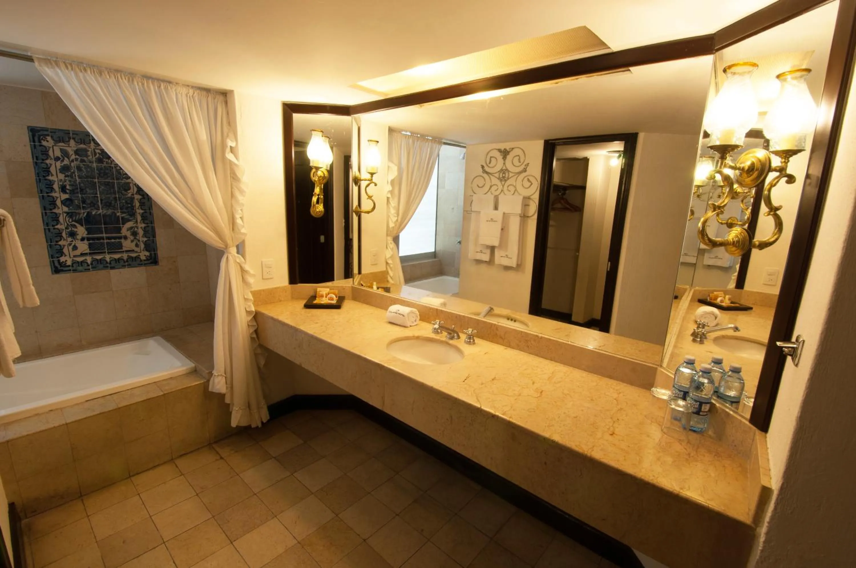 Shower, Bed in Country Hotel & Suites