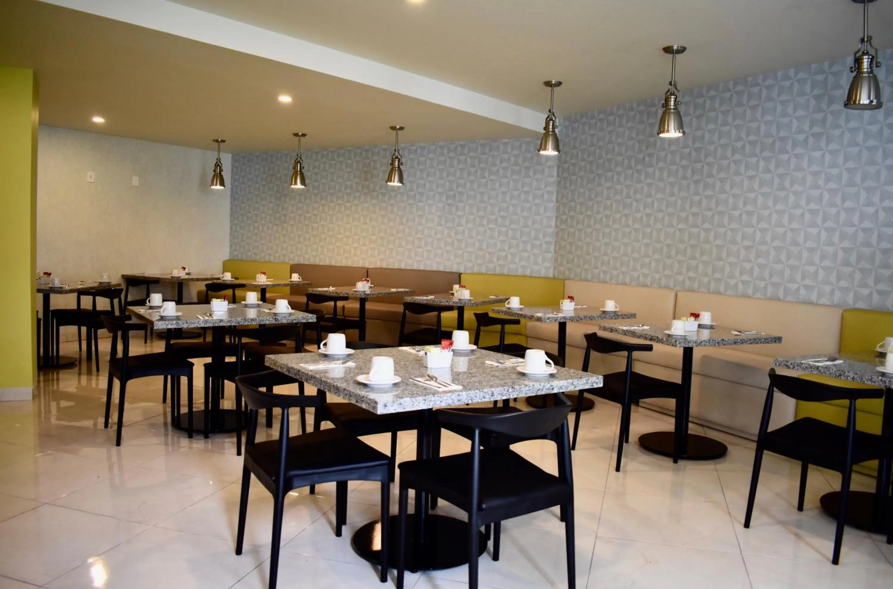 Restaurant/places to eat in Country Hotel & Suites