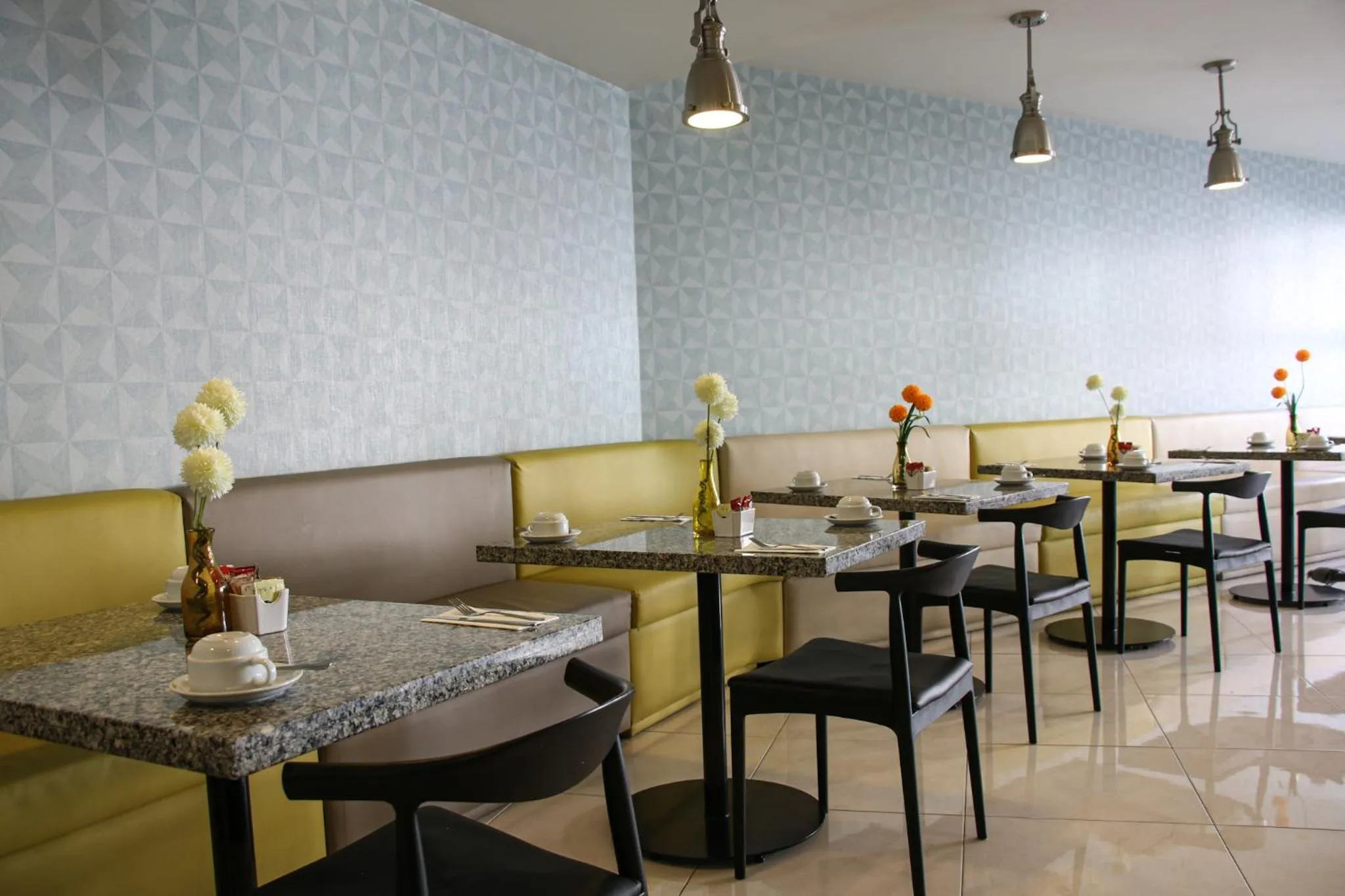 Restaurant/places to eat in Country Hotel & Suites