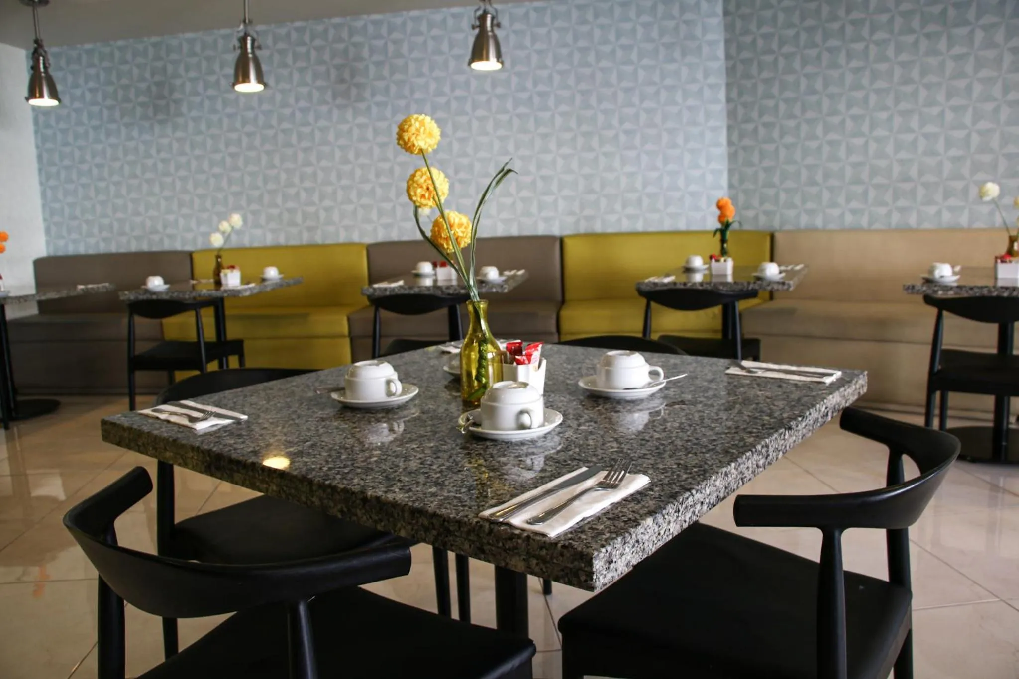 Restaurant/places to eat in Country Hotel & Suites