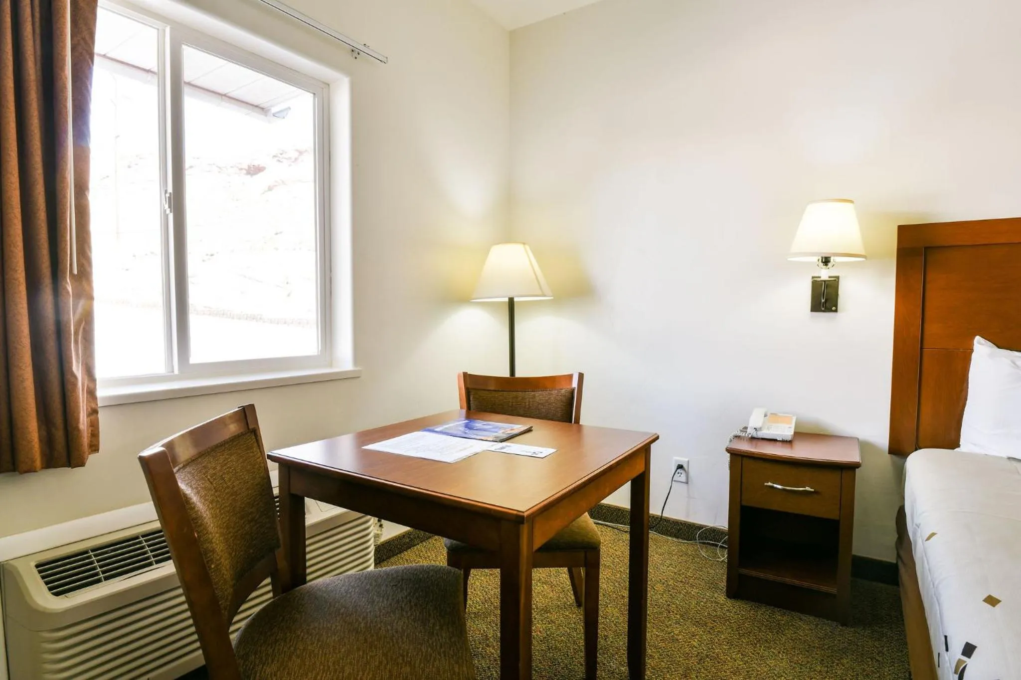 Seating area, Bed in Adventure Inn Moab