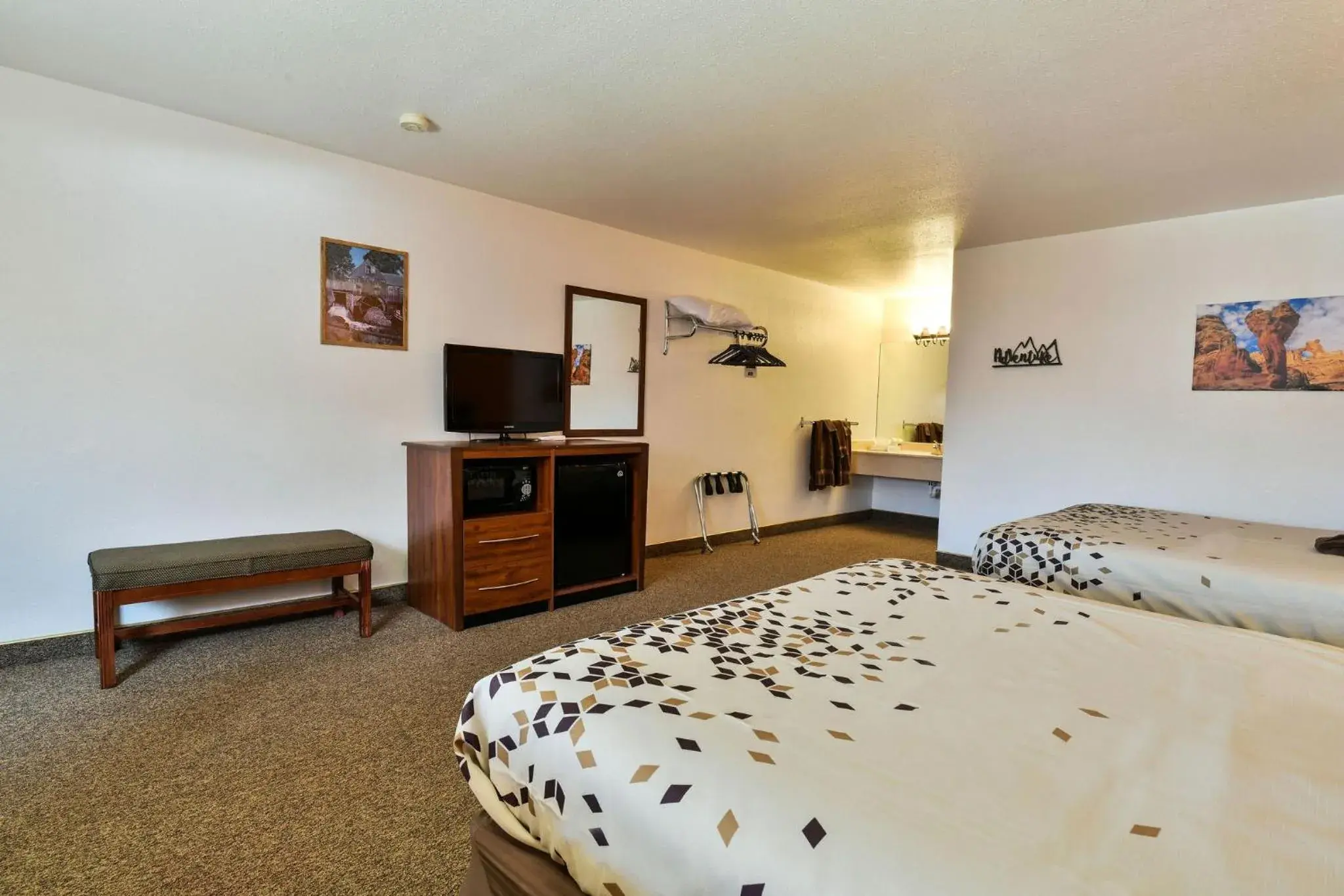 TV and multimedia, Bed in Adventure Inn Moab TV and multimedia, Bed in Adventure Inn Moab