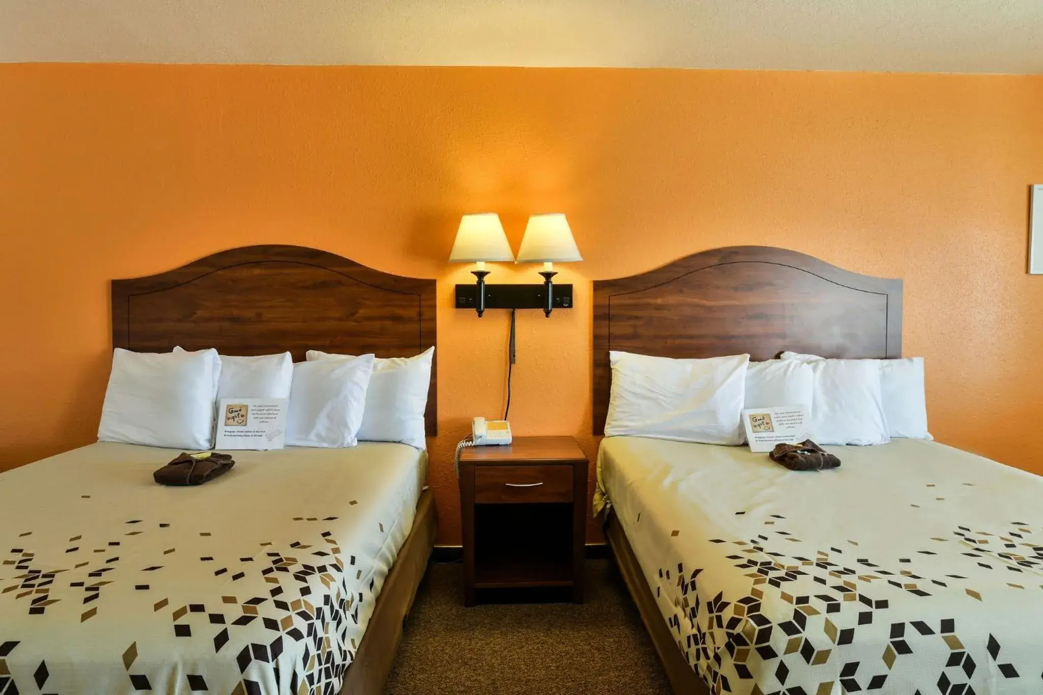 Living room, Bed in Adventure Inn Moab Living room, Bed in Adventure Inn Moab