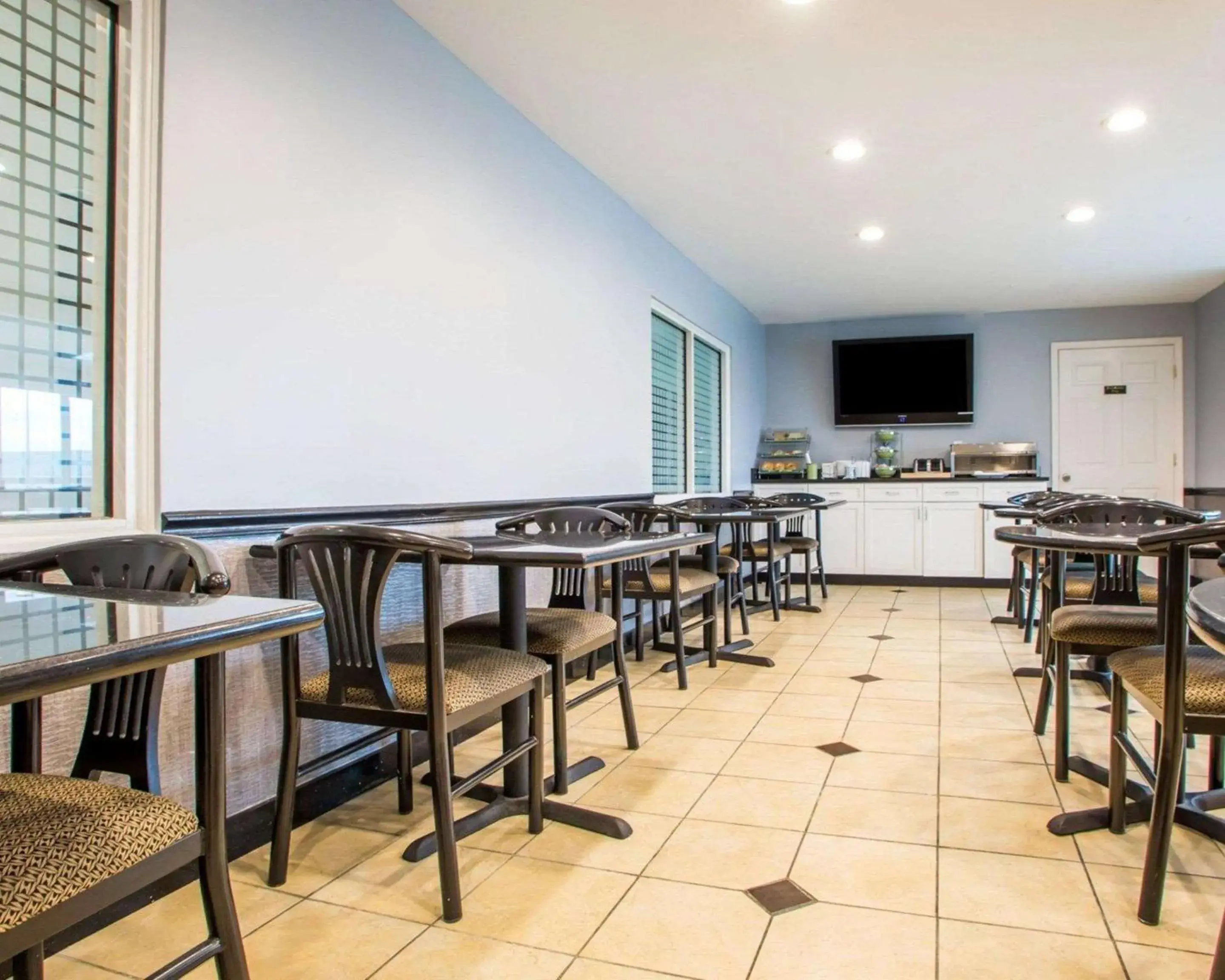 Restaurant/places to eat in Quality Inn & Suites North-Polaris Restaurant/places to eat in Quality Inn & Suites North-Polaris