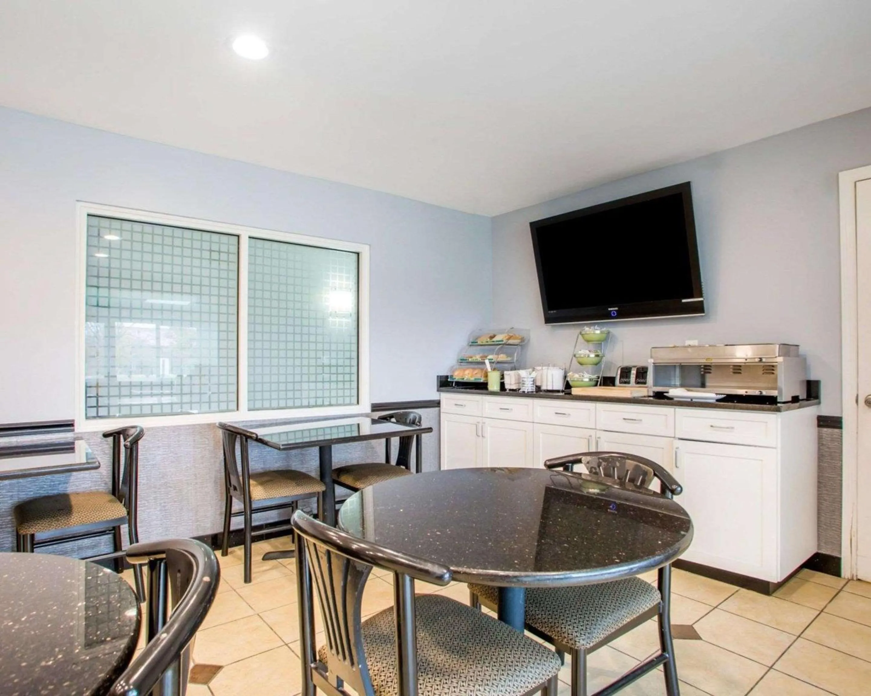 Restaurant/places to eat in Quality Inn & Suites North-Polaris