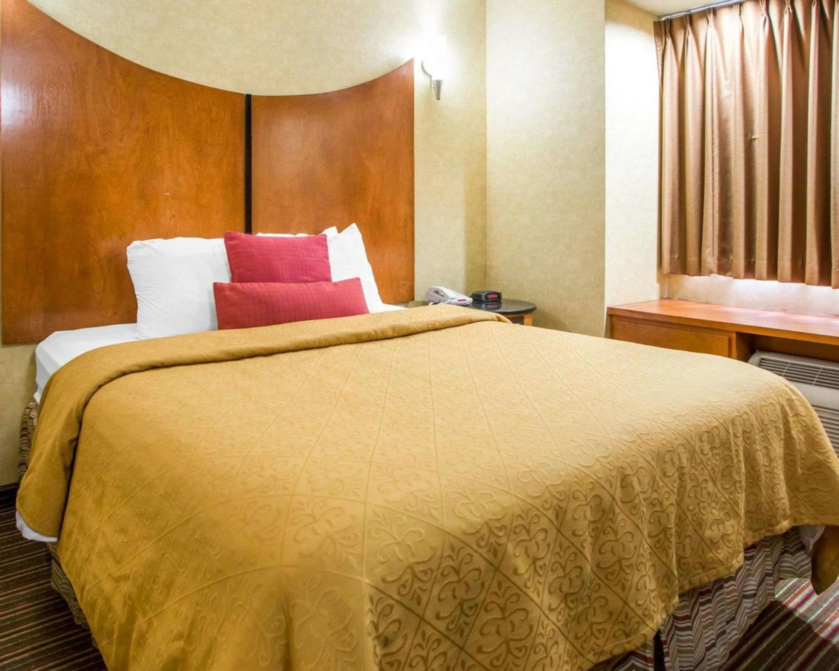 Photo of the whole room, Bed in Quality Inn & Suites North-Polaris