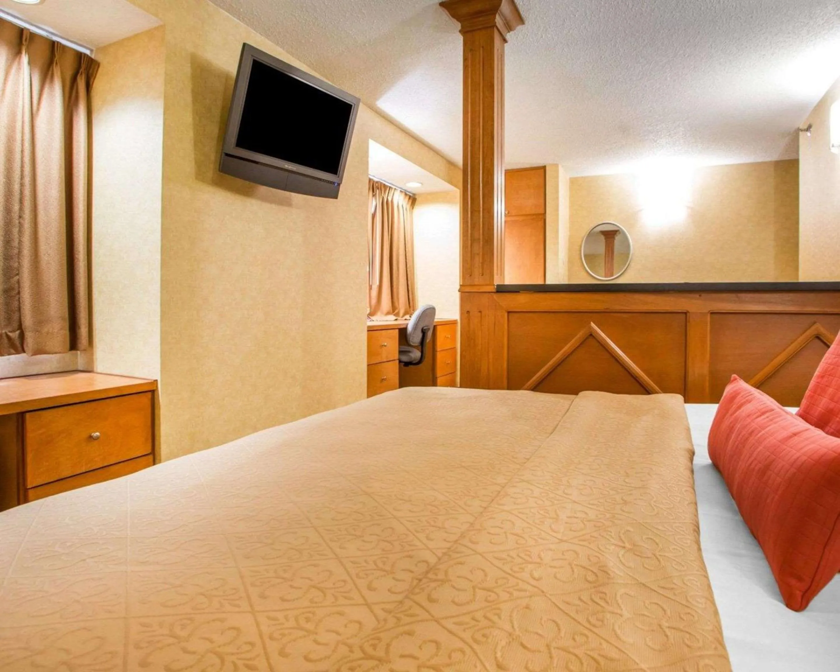 Photo of the whole room, Bed in Quality Inn & Suites North-Polaris