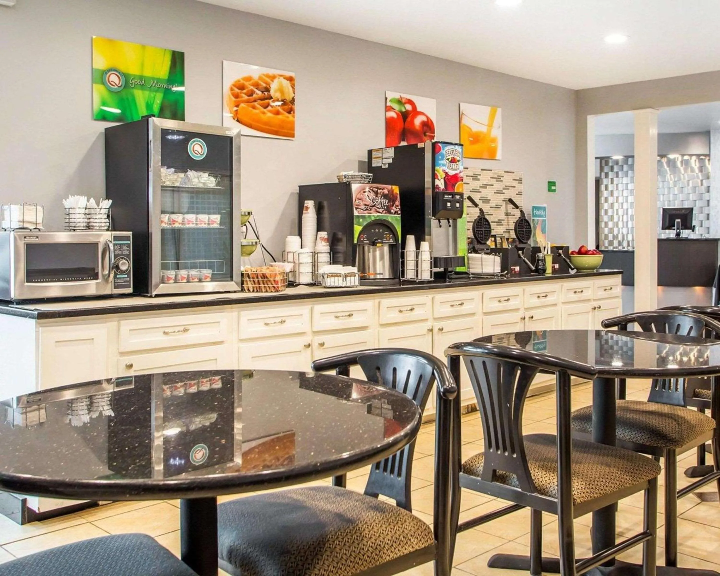 Restaurant/places to eat in Quality Inn & Suites North-Polaris