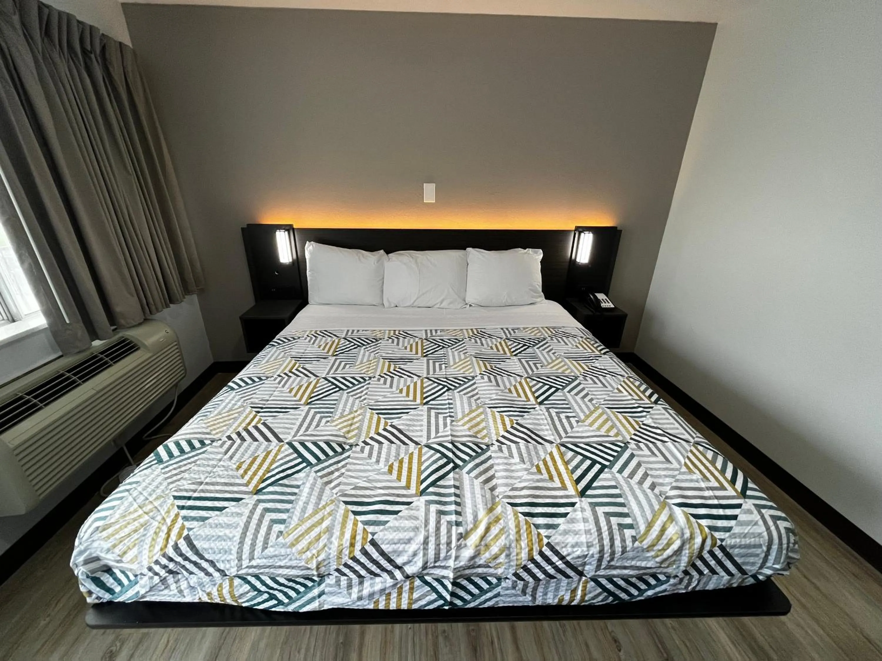 Bedroom, Bed in Studio 6 Lafayette, LA I-10 & I-49 N