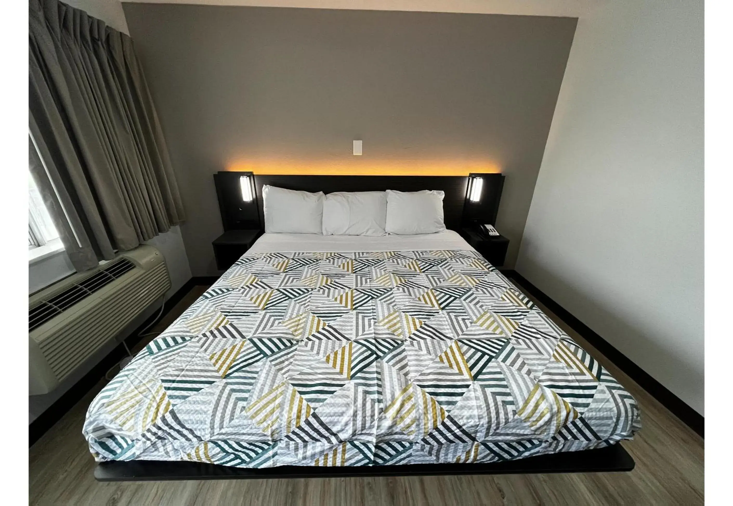 Bedroom, Bed in Studio 6 Lafayette, LA I-10 & I-49 N Bedroom, Bed in Studio 6 Lafayette, LA I-10 & I-49 N