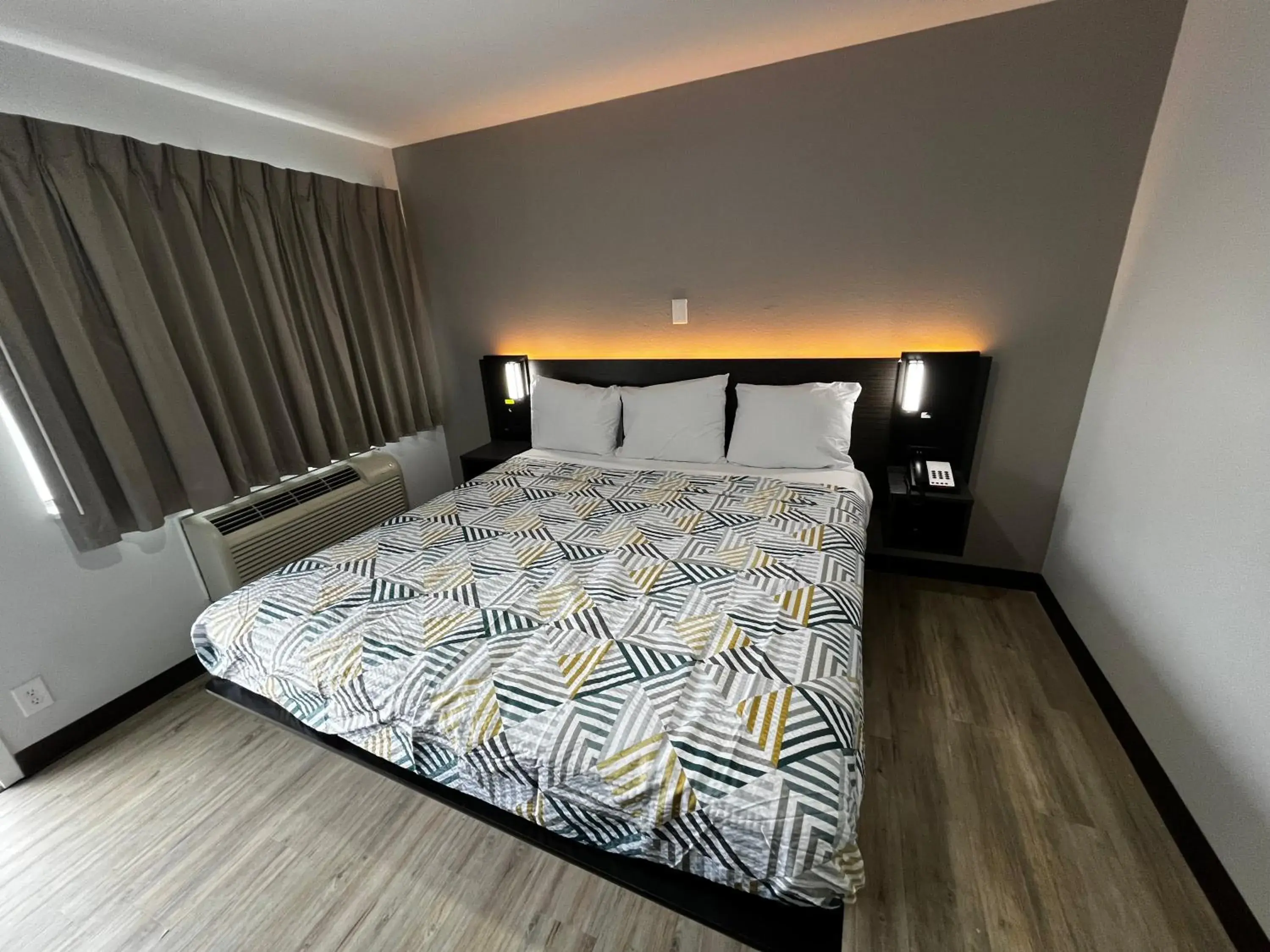 Bedroom, Bed in Studio 6 Lafayette, LA I-10 & I-49 N Bedroom, Bed in Studio 6 Lafayette, LA I-10 & I-49 N