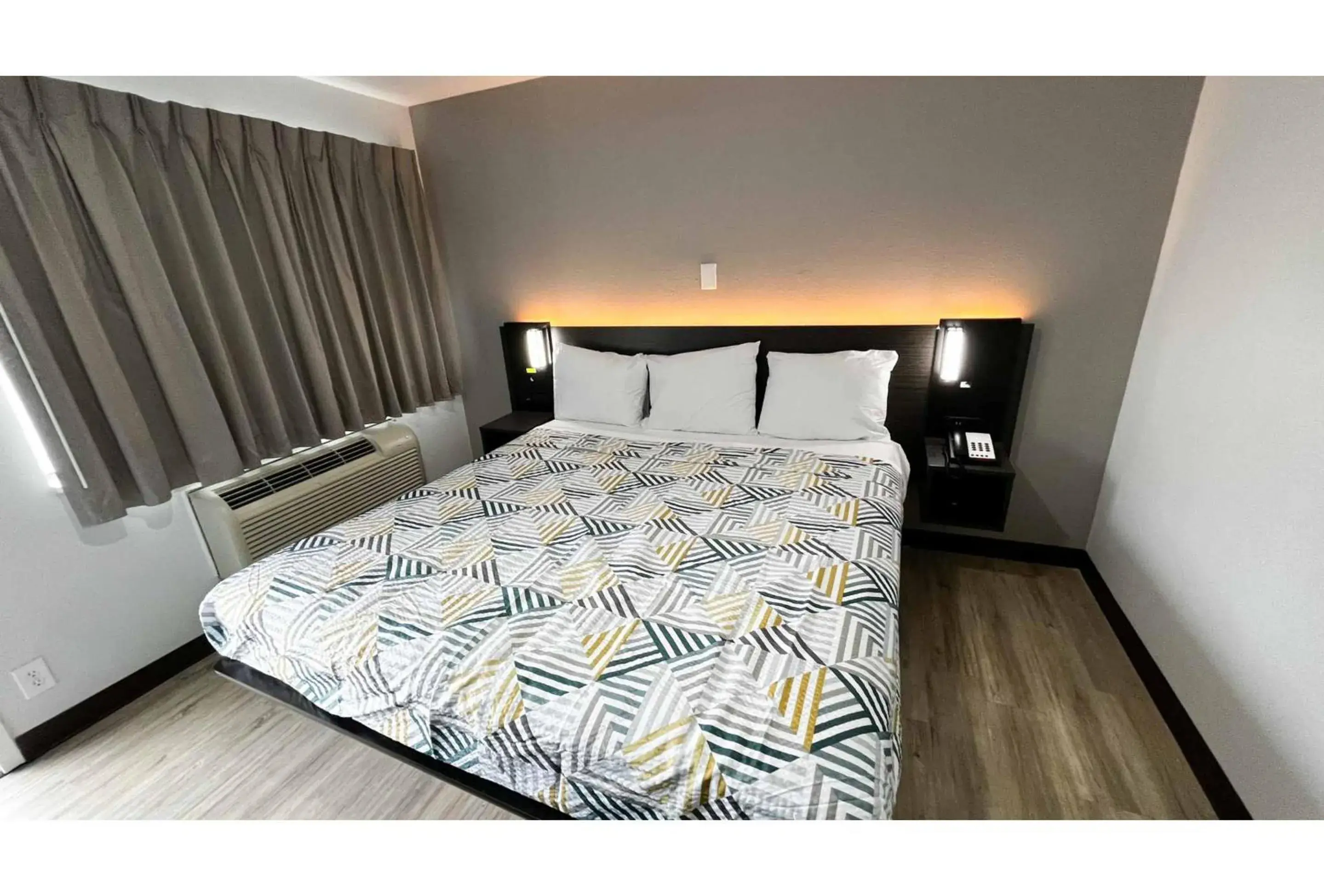 Bedroom, Bed in Studio 6 Lafayette, LA I-10 & I-49 N Bedroom, Bed in Studio 6 Lafayette, LA I-10 & I-49 N