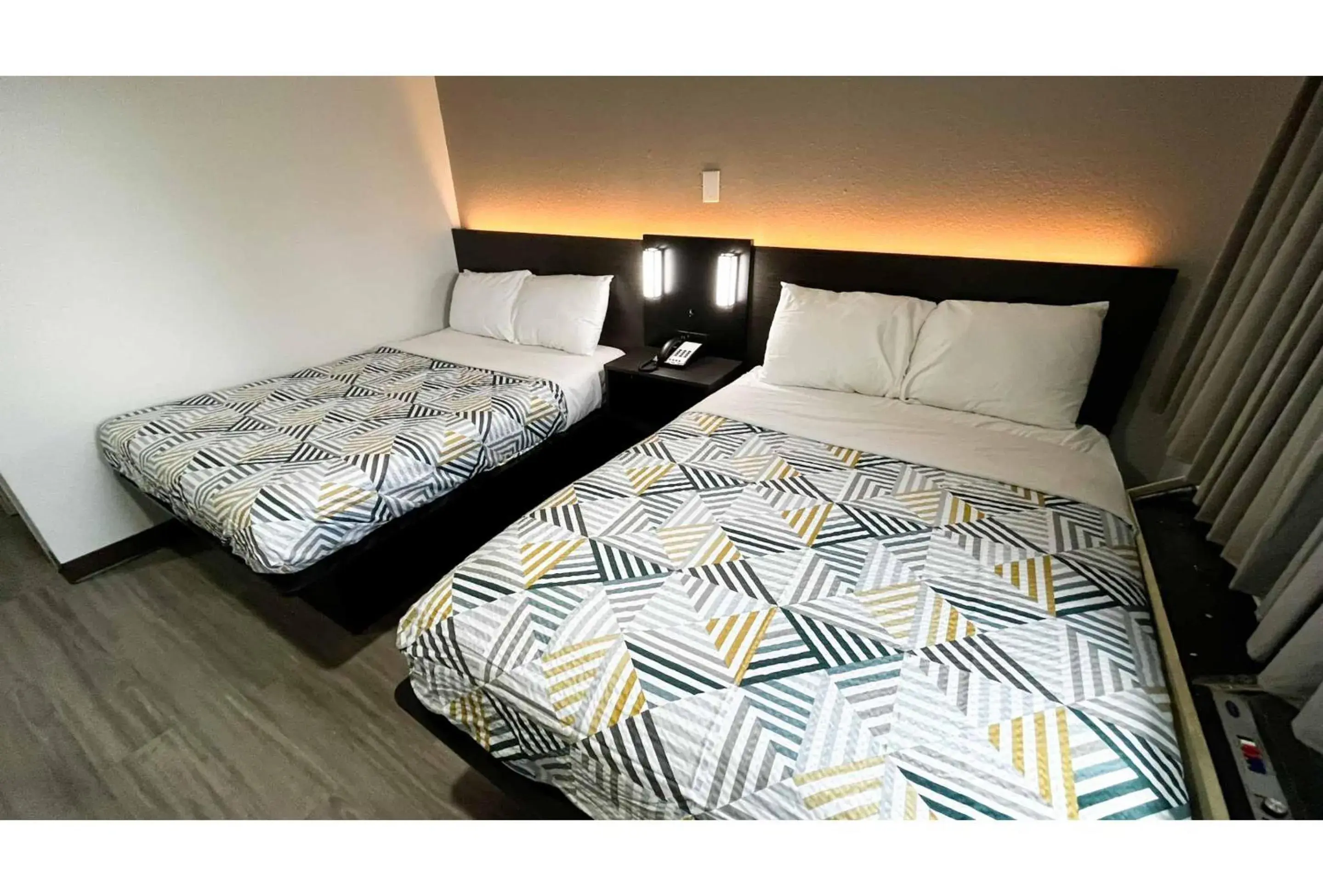 Bedroom, Bed in Studio 6 Lafayette, LA I-10 & I-49 N Bedroom, Bed in Studio 6 Lafayette, LA I-10 & I-49 N