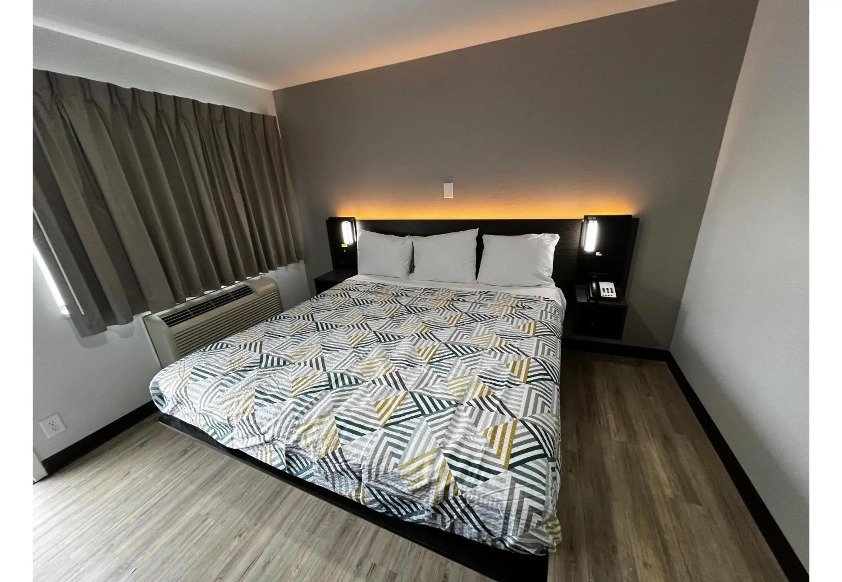 Bedroom, Bed in Studio 6 Lafayette, LA I-10 & I-49 N Bedroom, Bed in Studio 6 Lafayette, LA I-10 & I-49 N