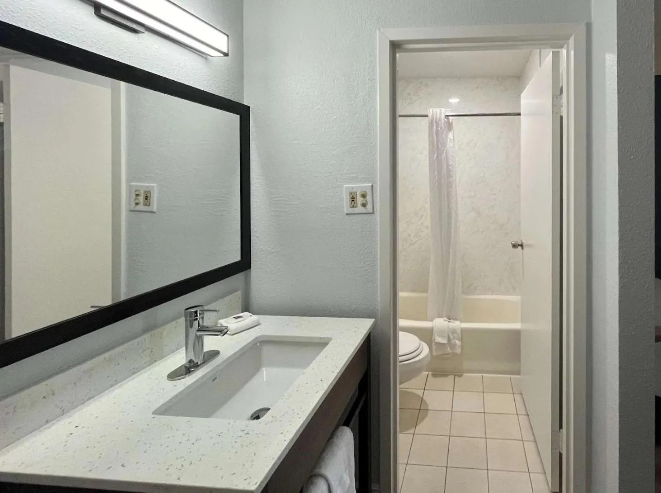 Bathroom in Studio 6 Lafayette, LA I-10 & I-49 N