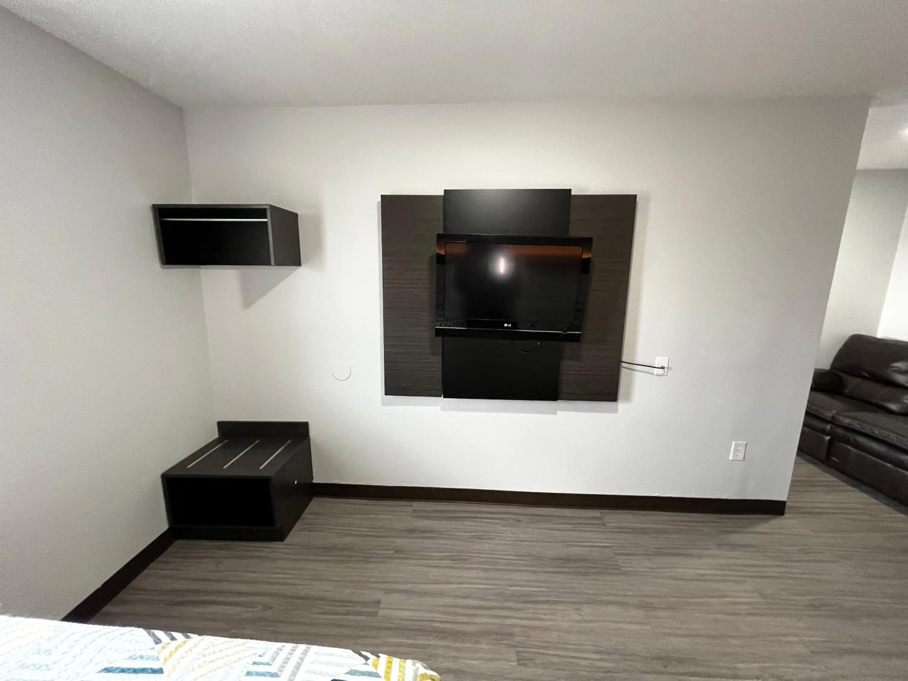 TV and multimedia in Studio 6 Lafayette, LA I-10 & I-49 N