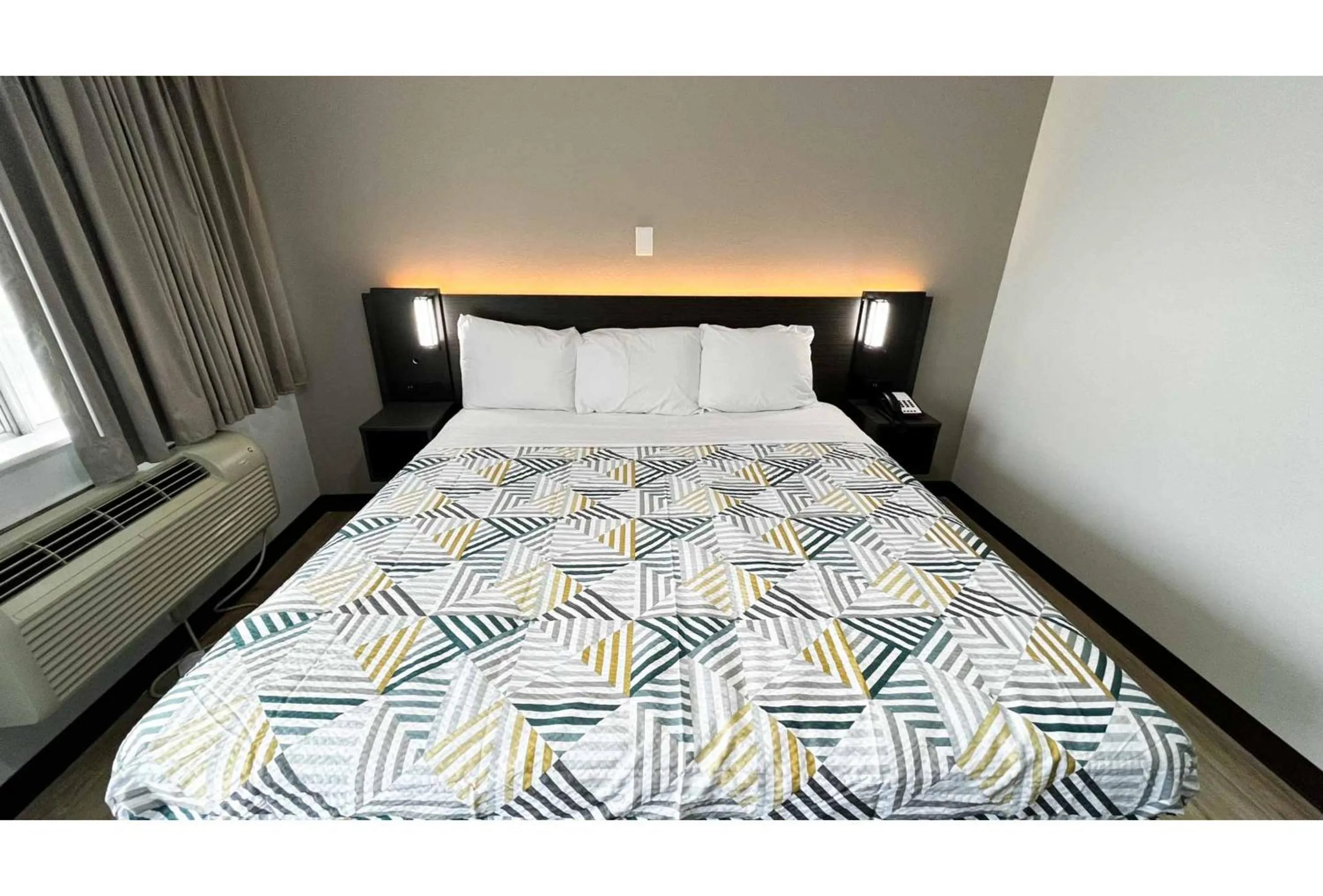 Bedroom, Bed in Studio 6 Lafayette, LA I-10 & I-49 N