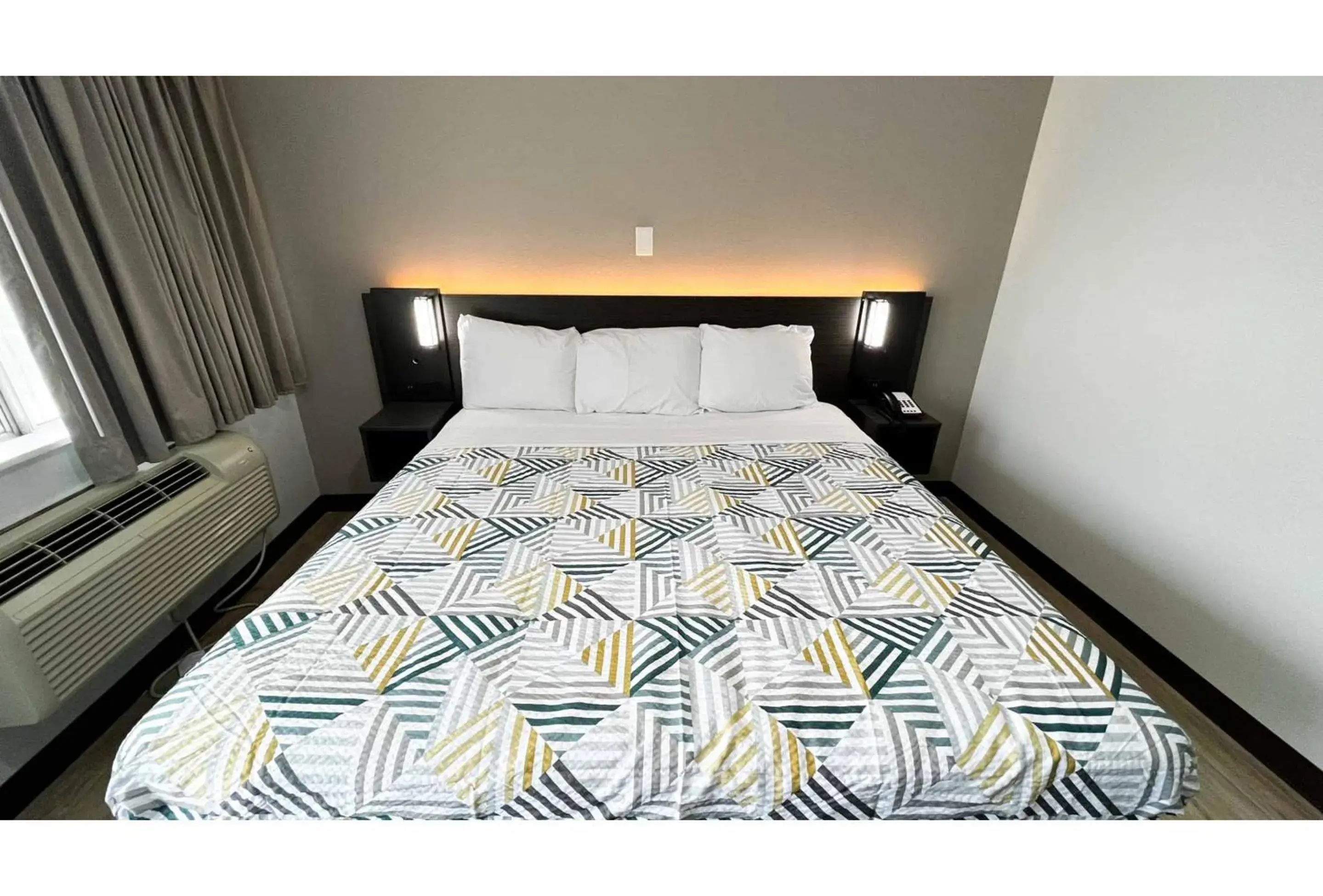 Deluxe King Room - Smoking in Studio 6 Lafayette, LA I-10 & I-49 N Deluxe King Room - Smoking in Studio 6 Lafayette, LA I-10 & I-49 N