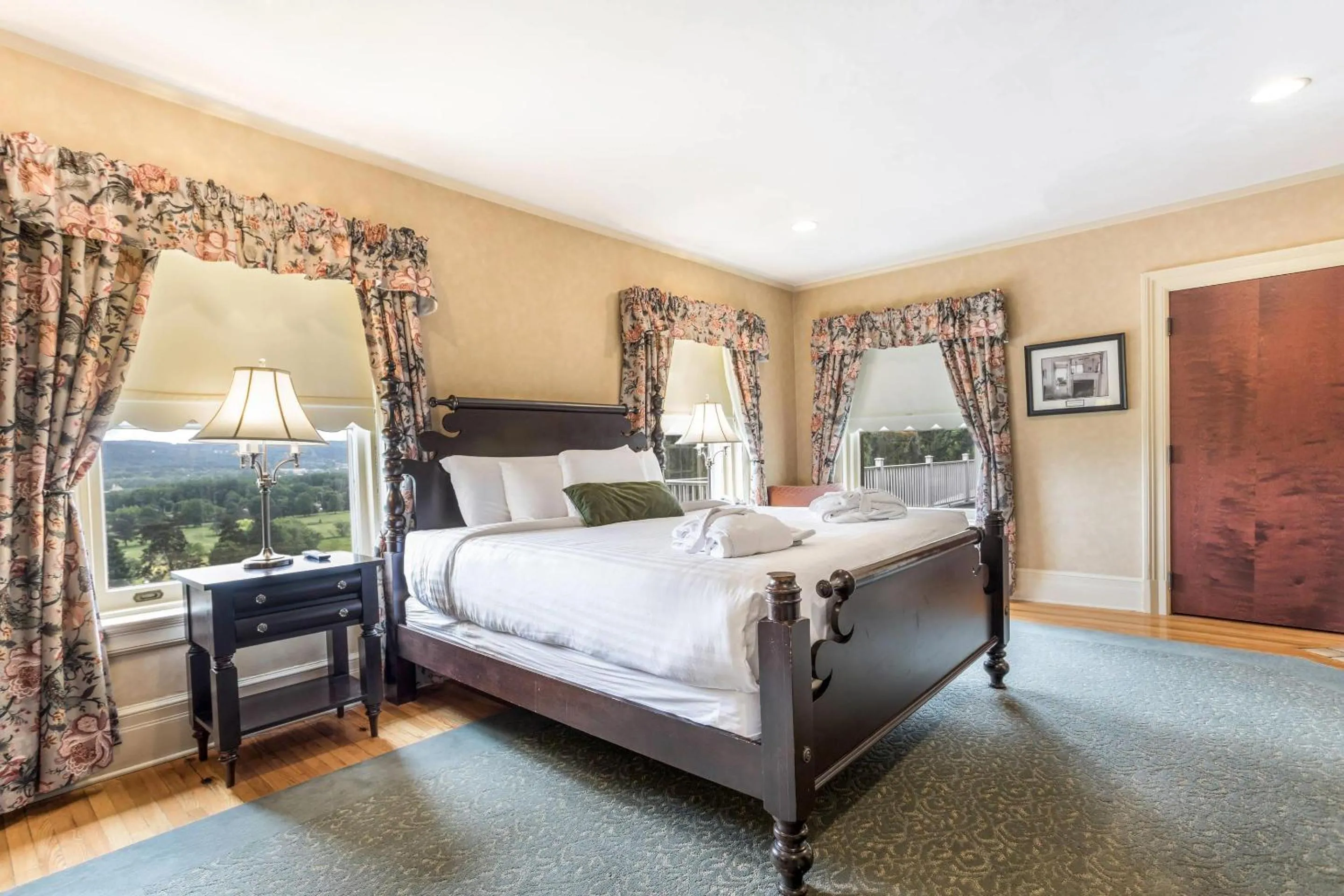 Bedroom, Bed in Traditions Hotel & Spa Johnson City - Binghamton, an Ascend Collection Hotel