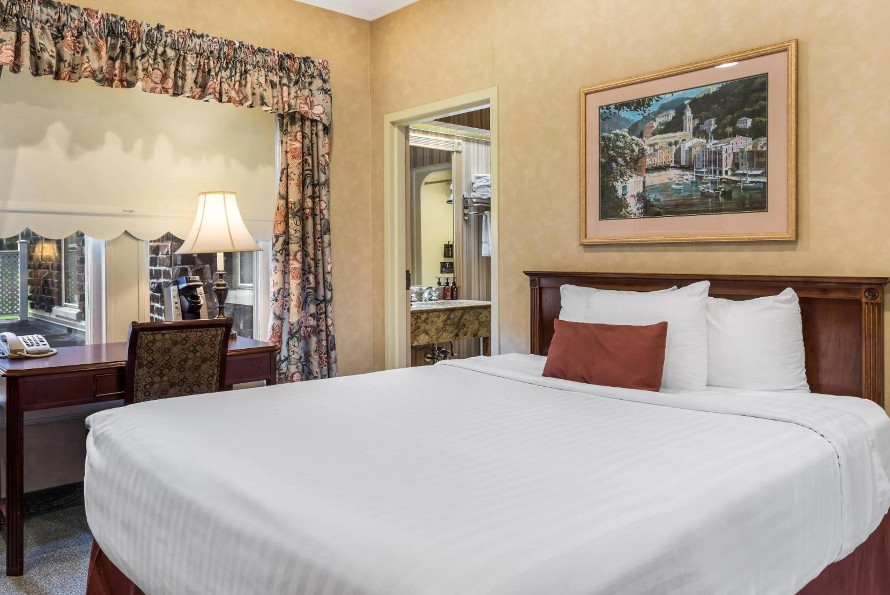 Bedroom, Bed in Traditions Hotel & Spa Johnson City - Binghamton, an Ascend Collection Hotel