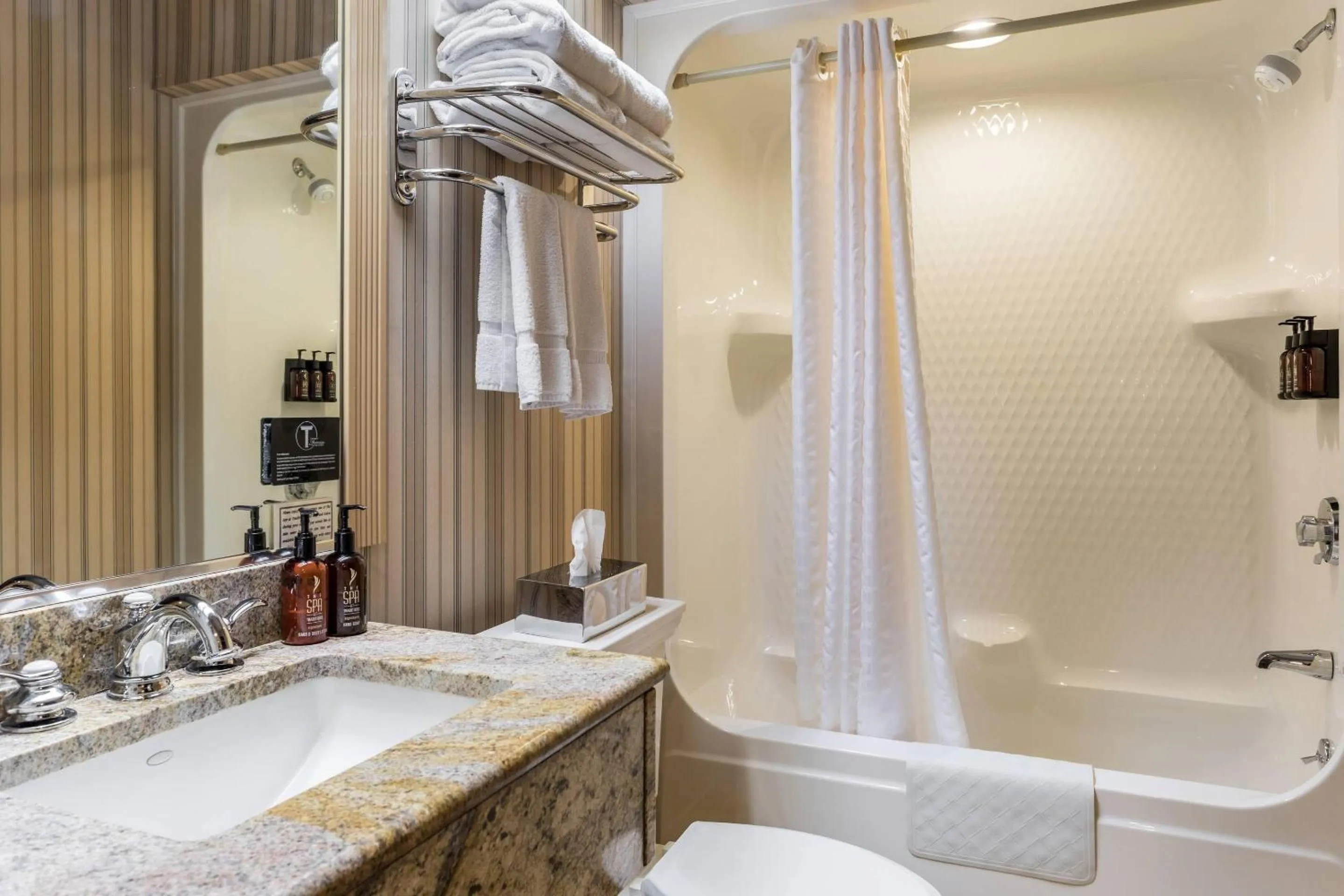 Bedroom in Traditions Hotel & Spa Johnson City - Binghamton, an Ascend Collection Hotel