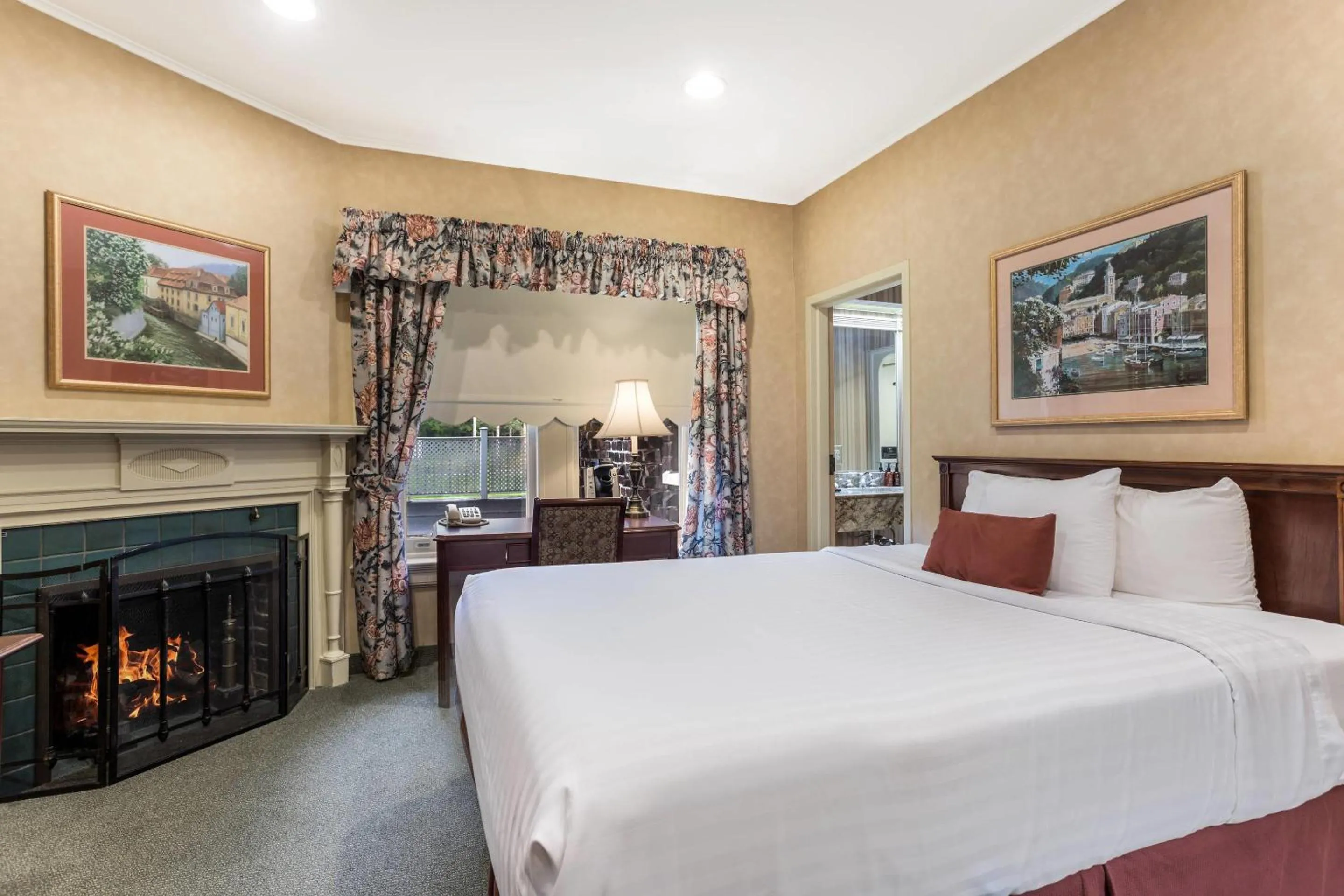 Bedroom, Bed in Traditions Hotel & Spa Johnson City - Binghamton, an Ascend Collection Hotel