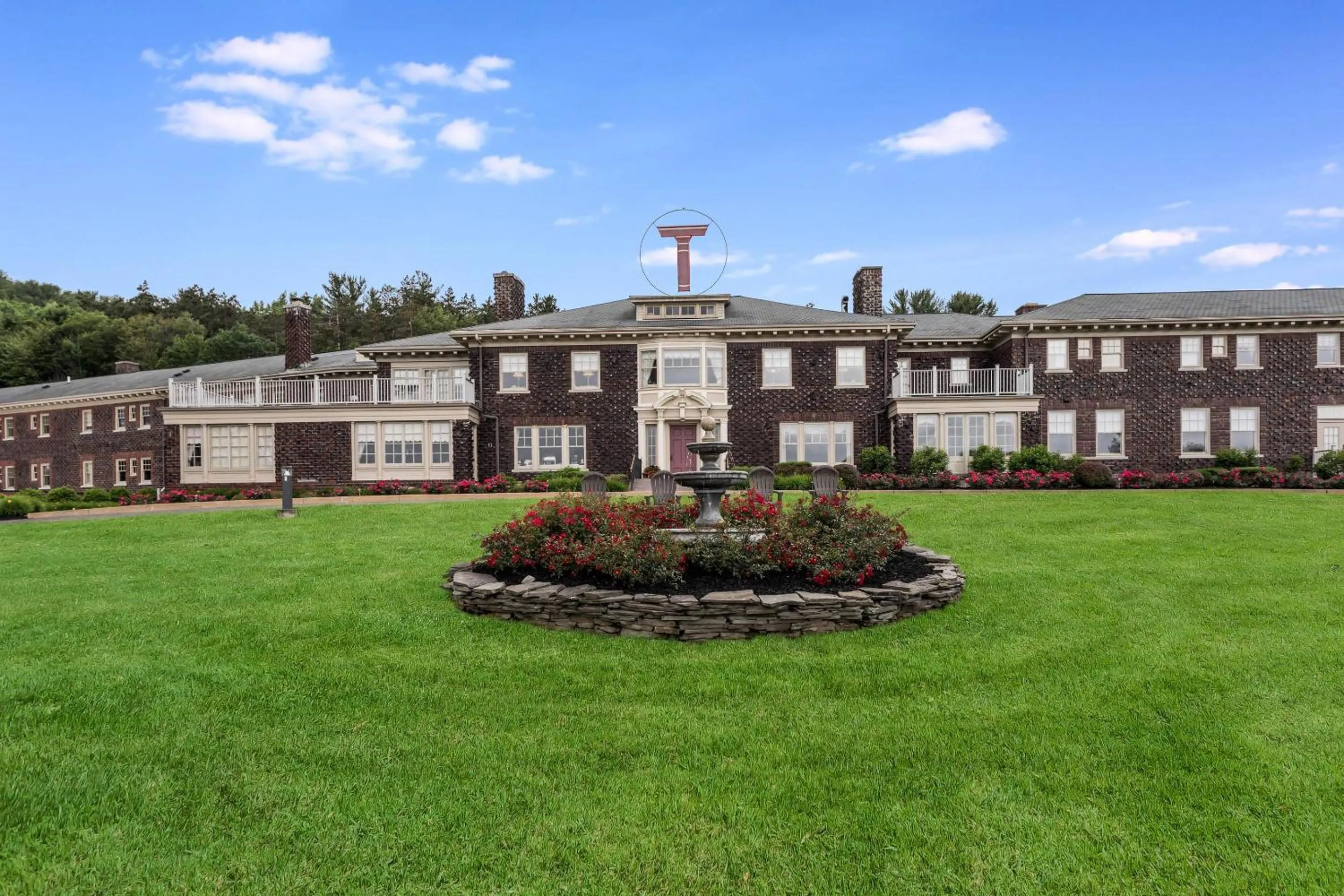 Property building in Traditions Hotel & Spa Johnson City - Binghamton, an Ascend Collection Hotel
