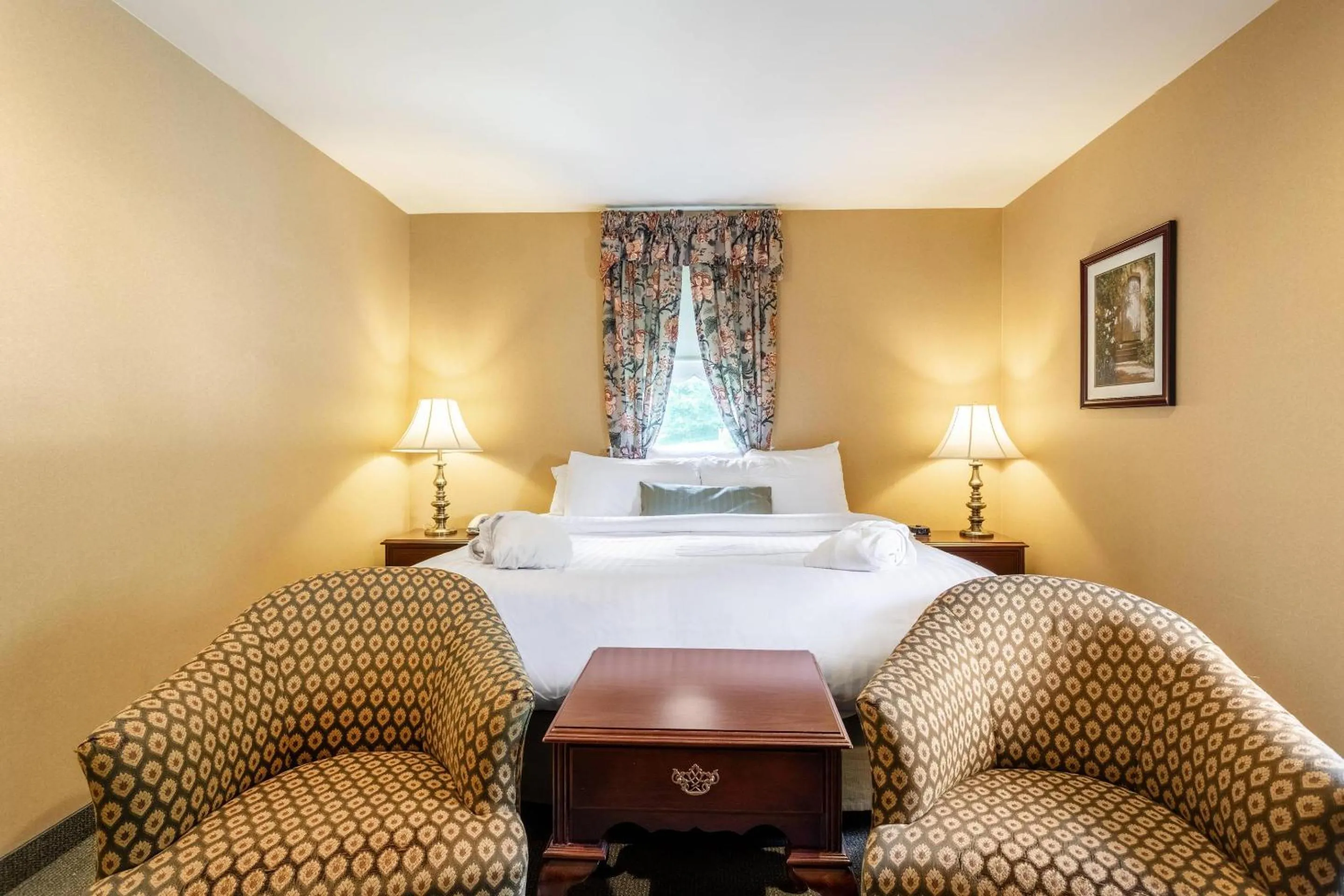 Bedroom, Bed in Traditions Hotel & Spa Johnson City - Binghamton, an Ascend Collection Hotel