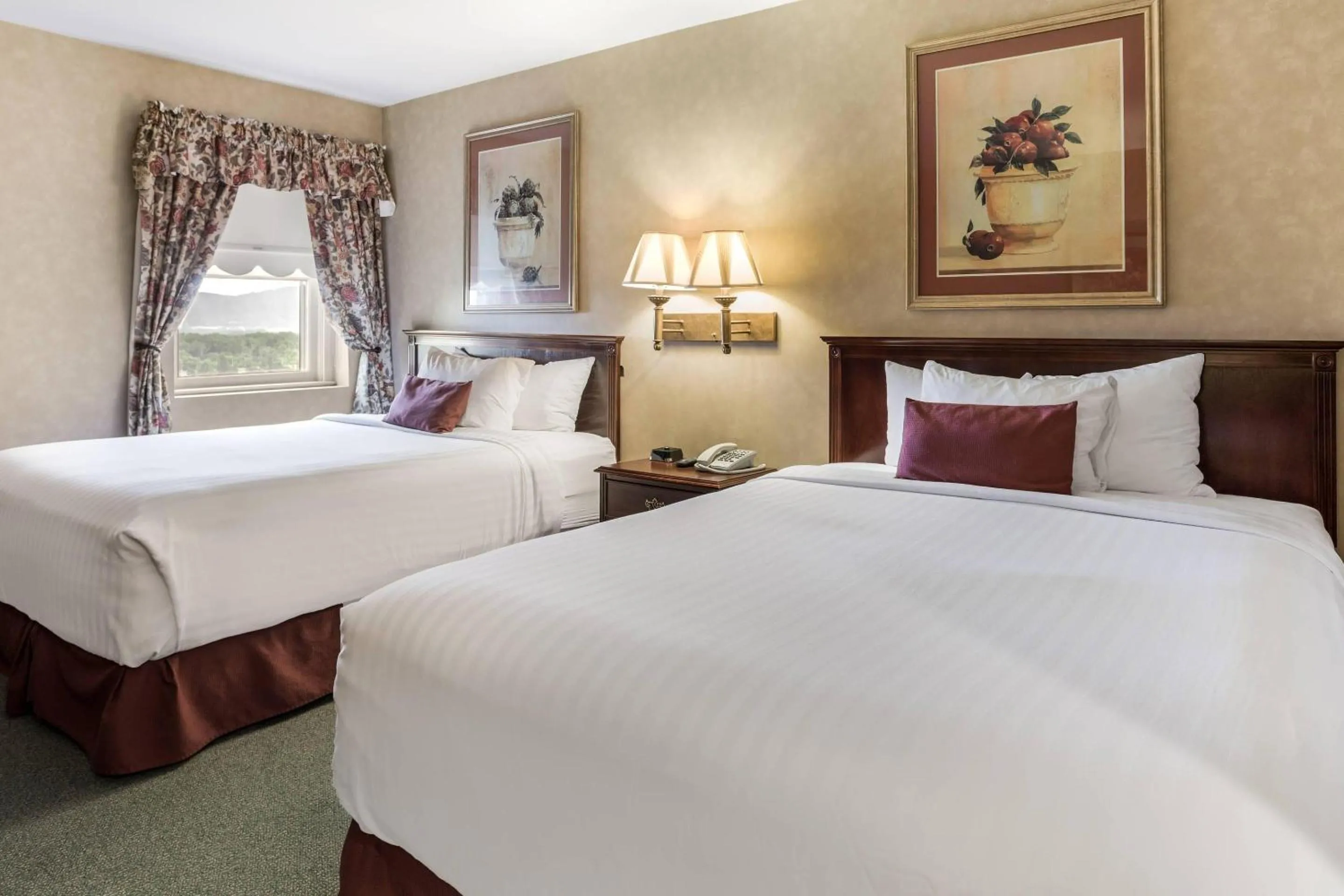 Bedroom, Bed in Traditions Hotel & Spa Johnson City - Binghamton, an Ascend Collection Hotel