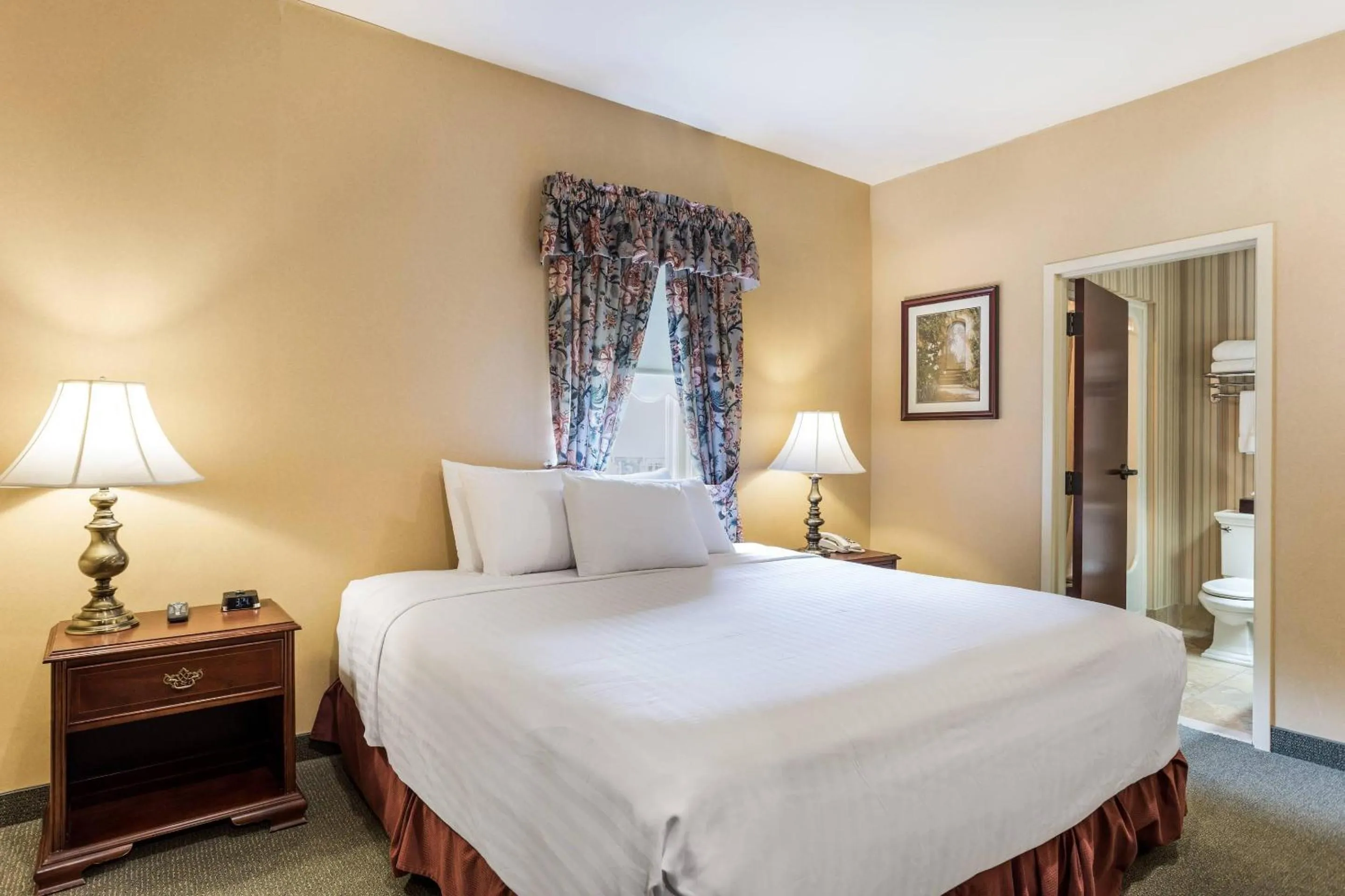 Bedroom, Bed in Traditions Hotel & Spa Johnson City - Binghamton, an Ascend Collection Hotel