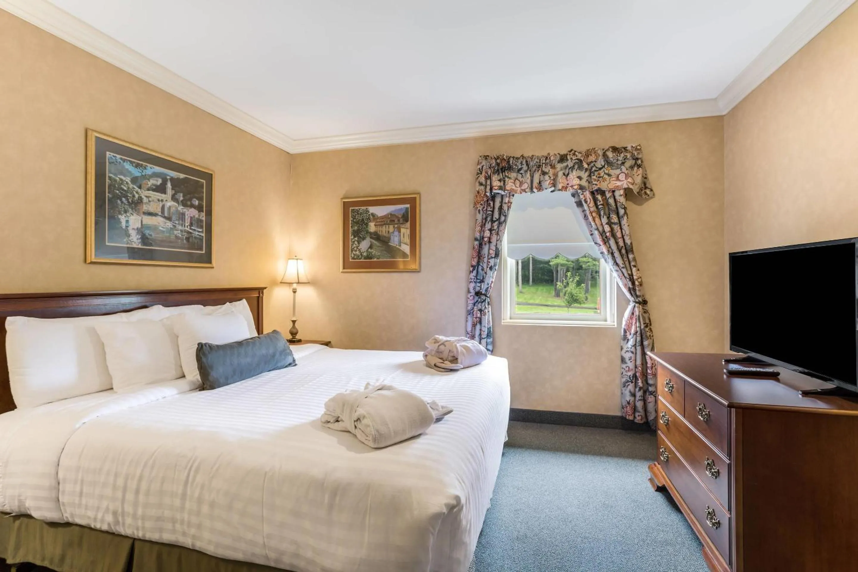 Bedroom, Bed in Traditions Hotel & Spa Johnson City - Binghamton, an Ascend Collection Hotel