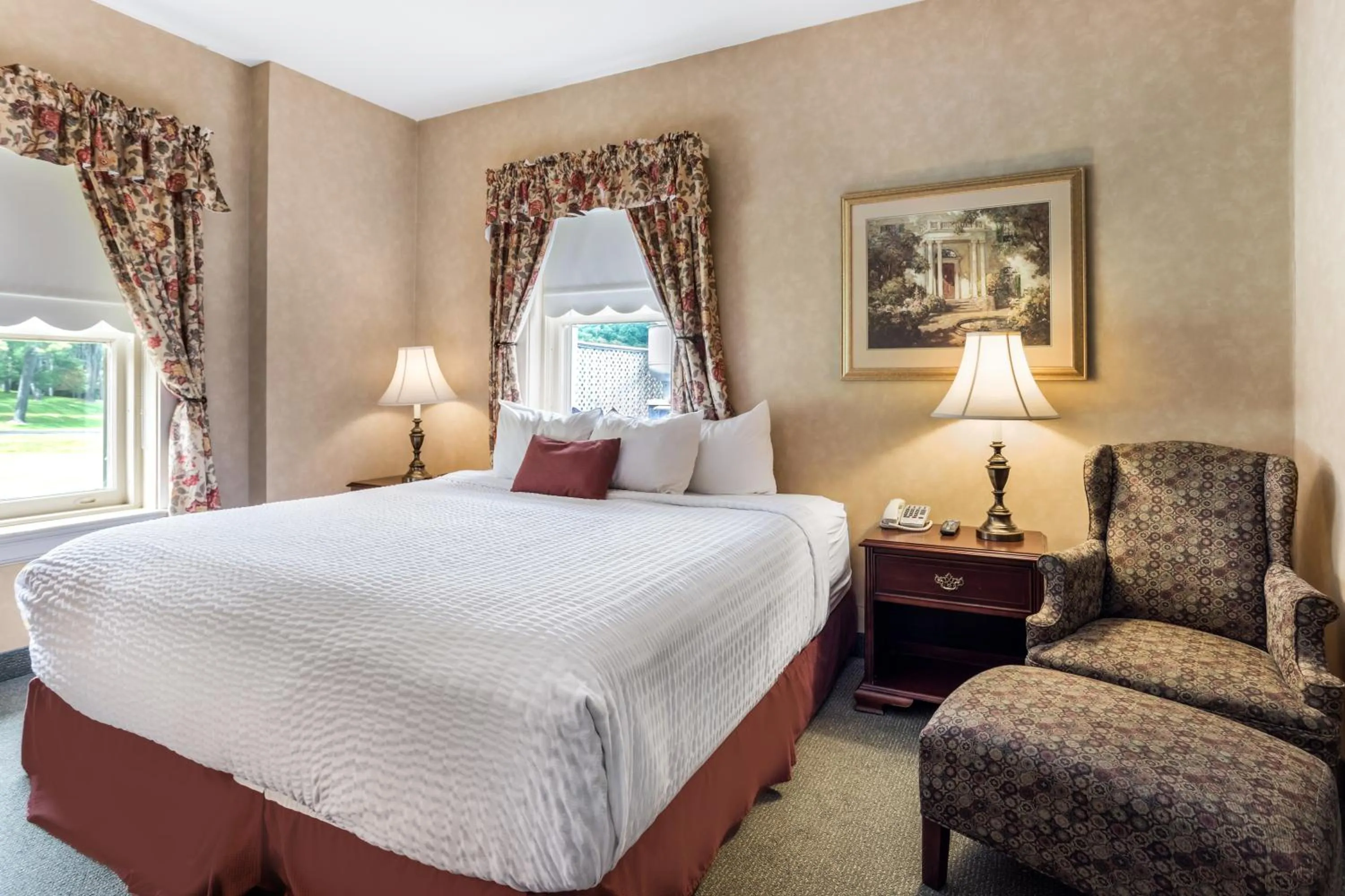 Bed in Traditions Hotel & Spa Johnson City - Binghamton, an Ascend Collection Hotel