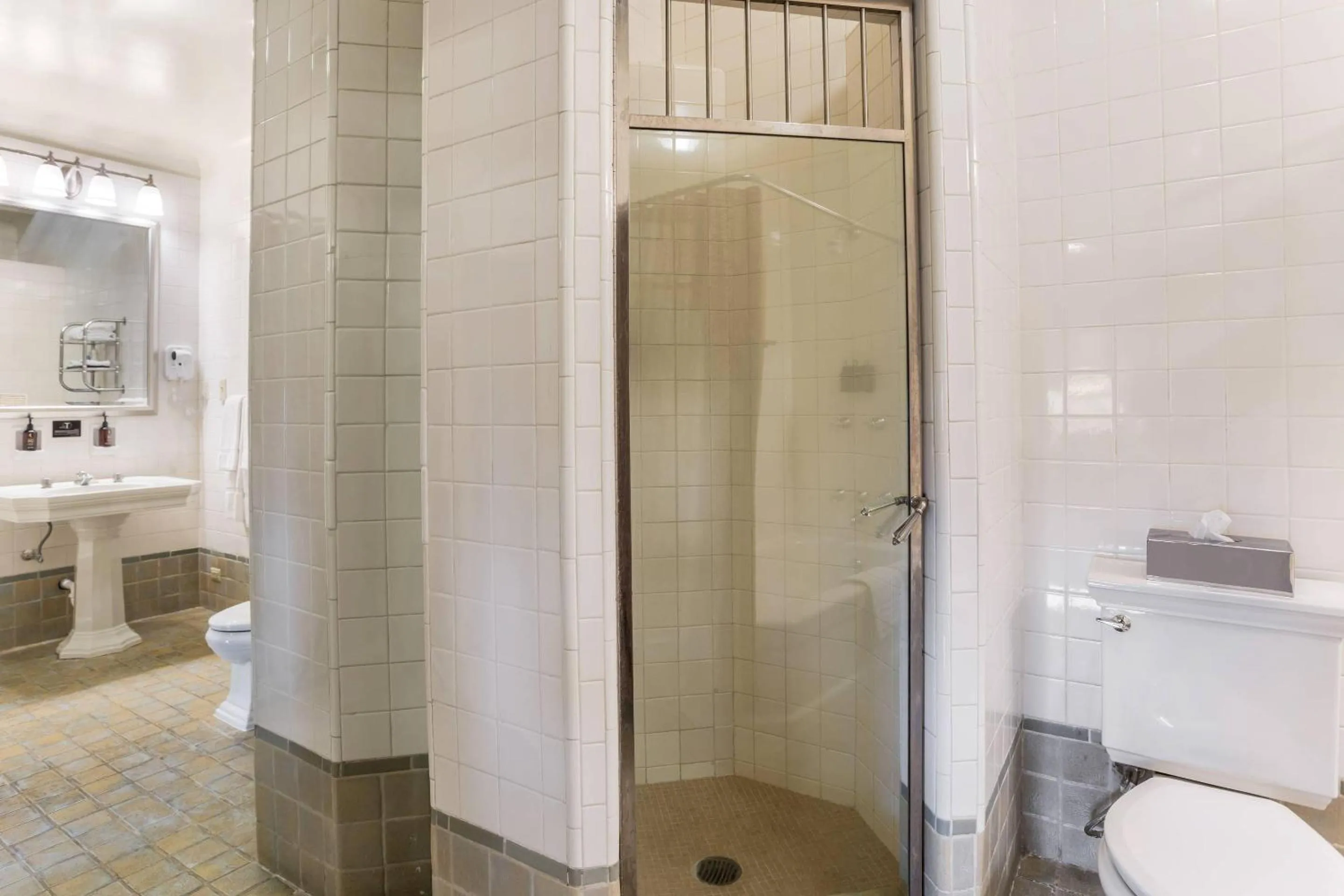 Bedroom in Traditions Hotel & Spa Johnson City - Binghamton, an Ascend Collection Hotel