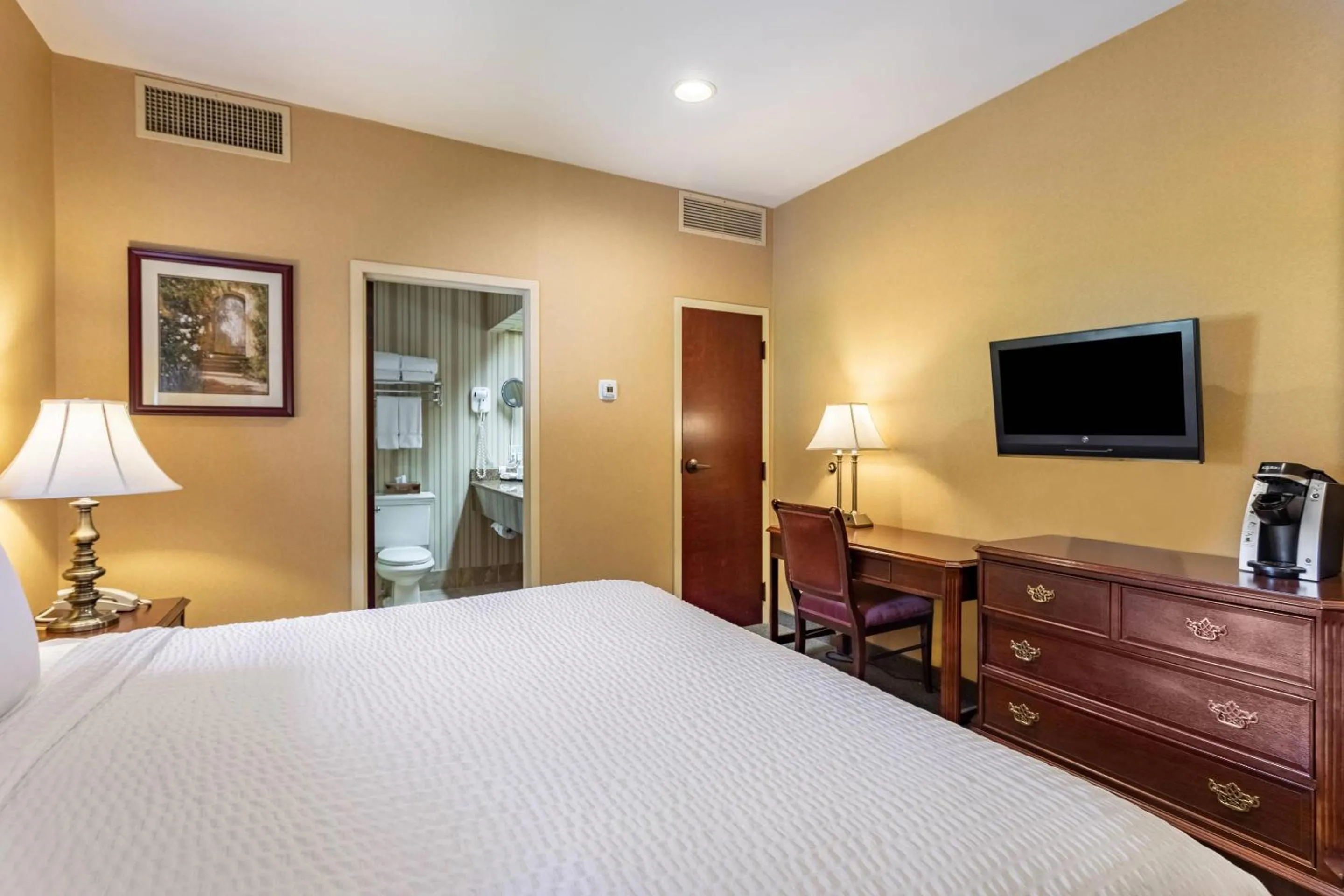 Bedroom, Bed in Traditions Hotel & Spa Johnson City - Binghamton, an Ascend Collection Hotel