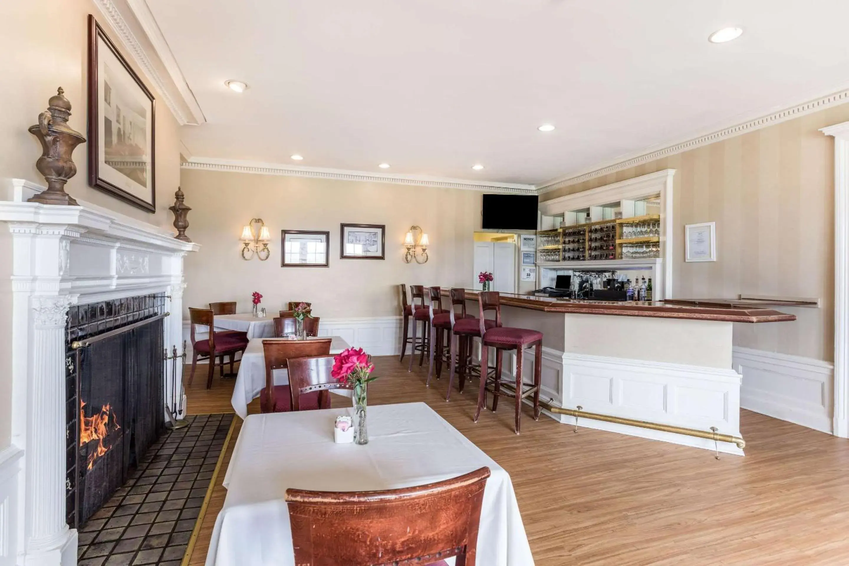 Lounge or bar in Traditions Hotel & Spa Johnson City - Binghamton, an Ascend Collection Hotel Lounge or bar in Traditions Hotel & Spa Johnson City - Binghamton, an Ascend Collection Hotel