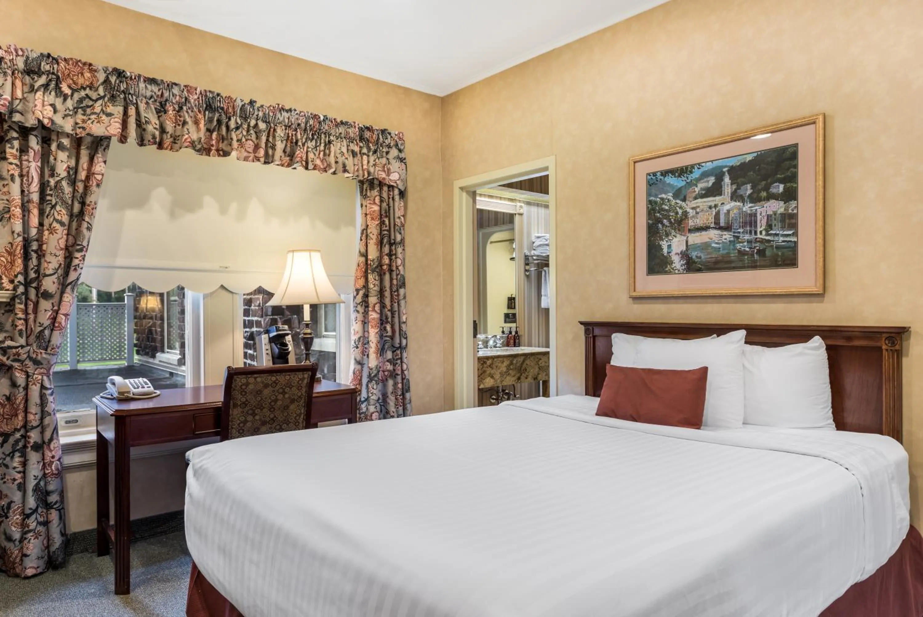 Bed in Traditions Hotel & Spa Johnson City - Binghamton, an Ascend Collection Hotel