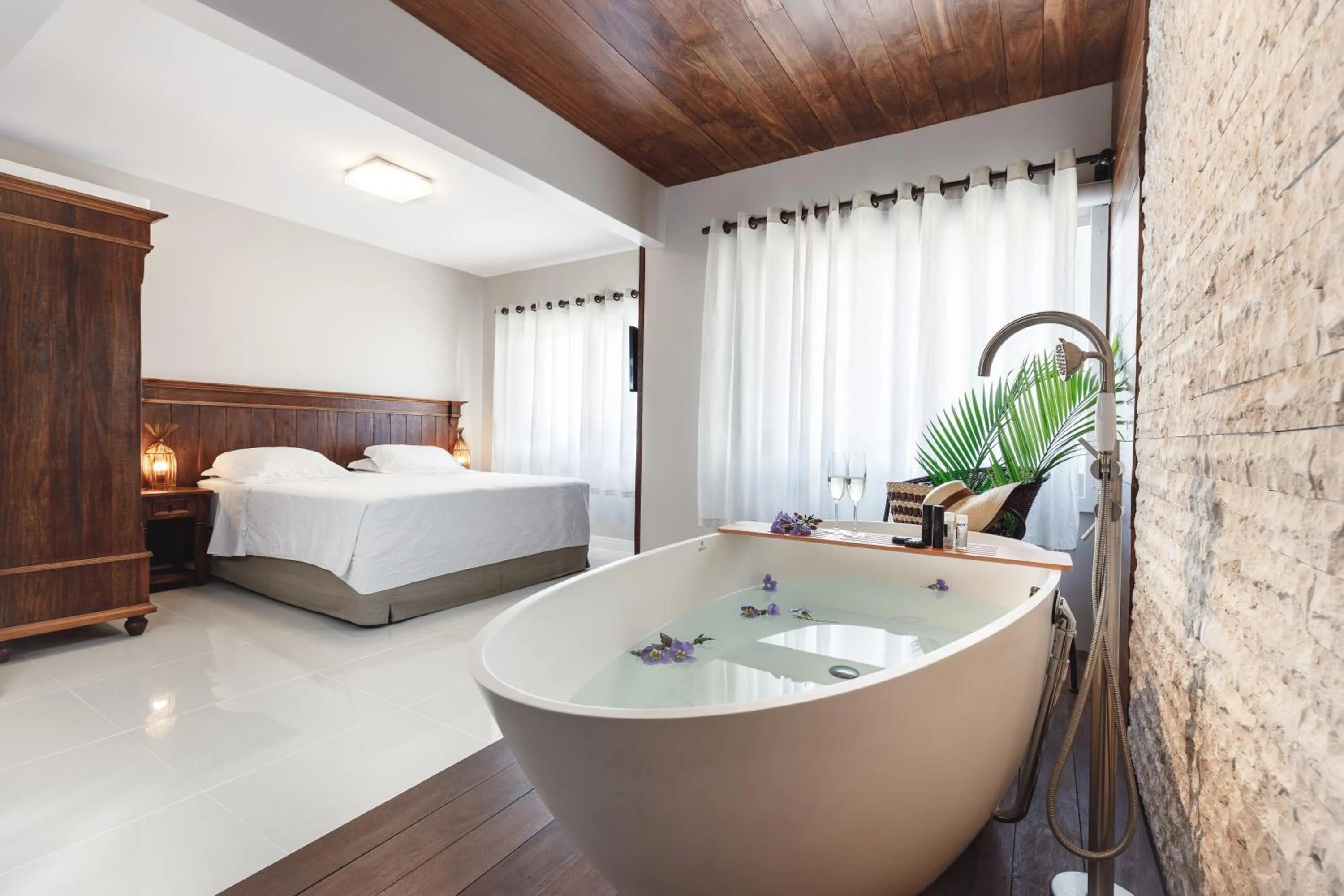 Bed in Pousada Bora Bora