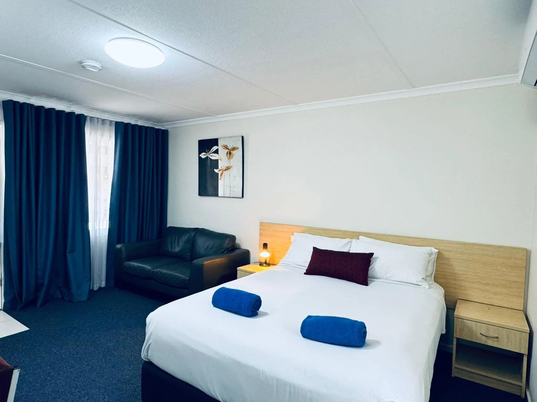 Bed in Edinburgh Motor Inn