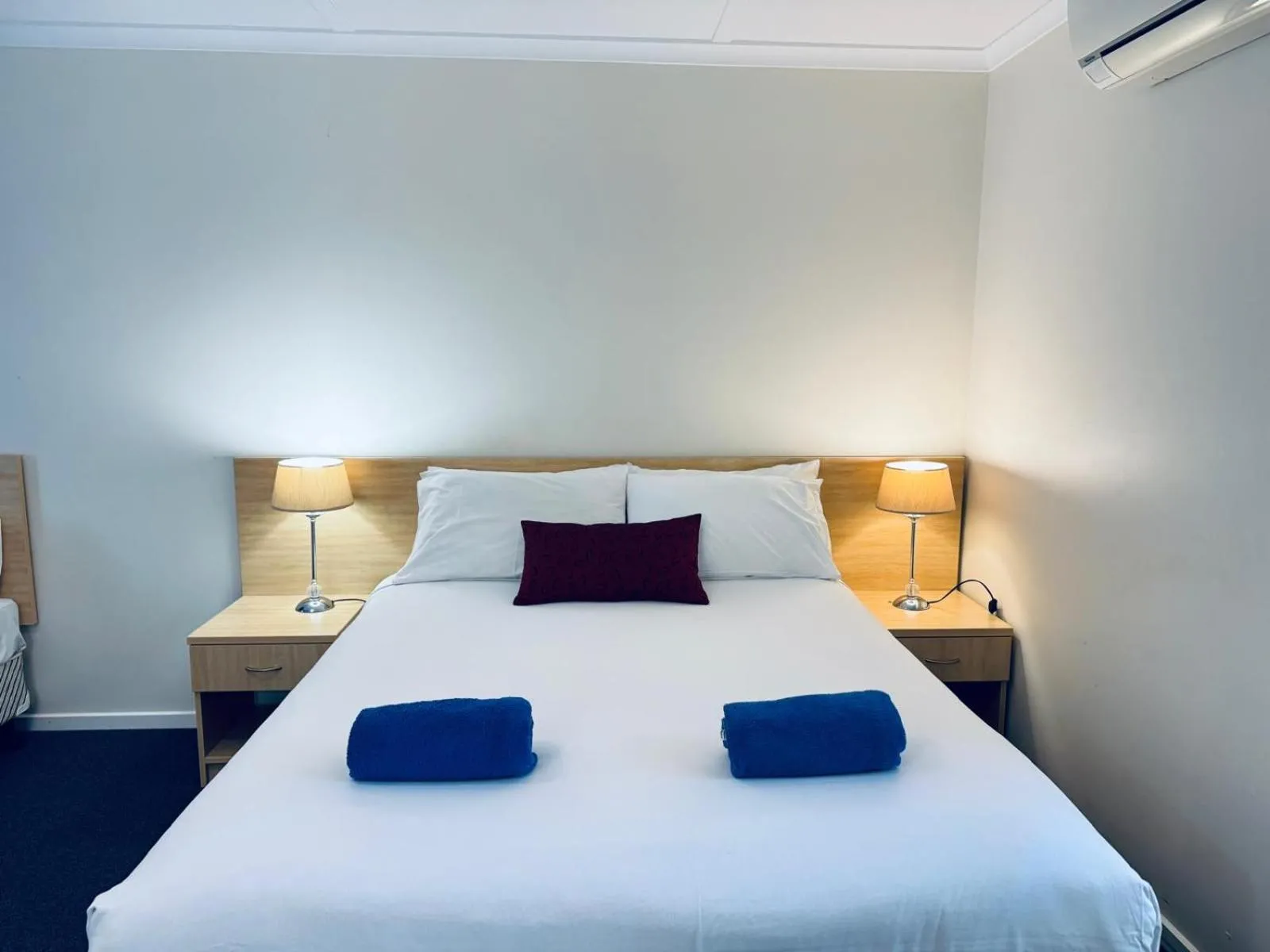 Bed in Edinburgh Motor Inn