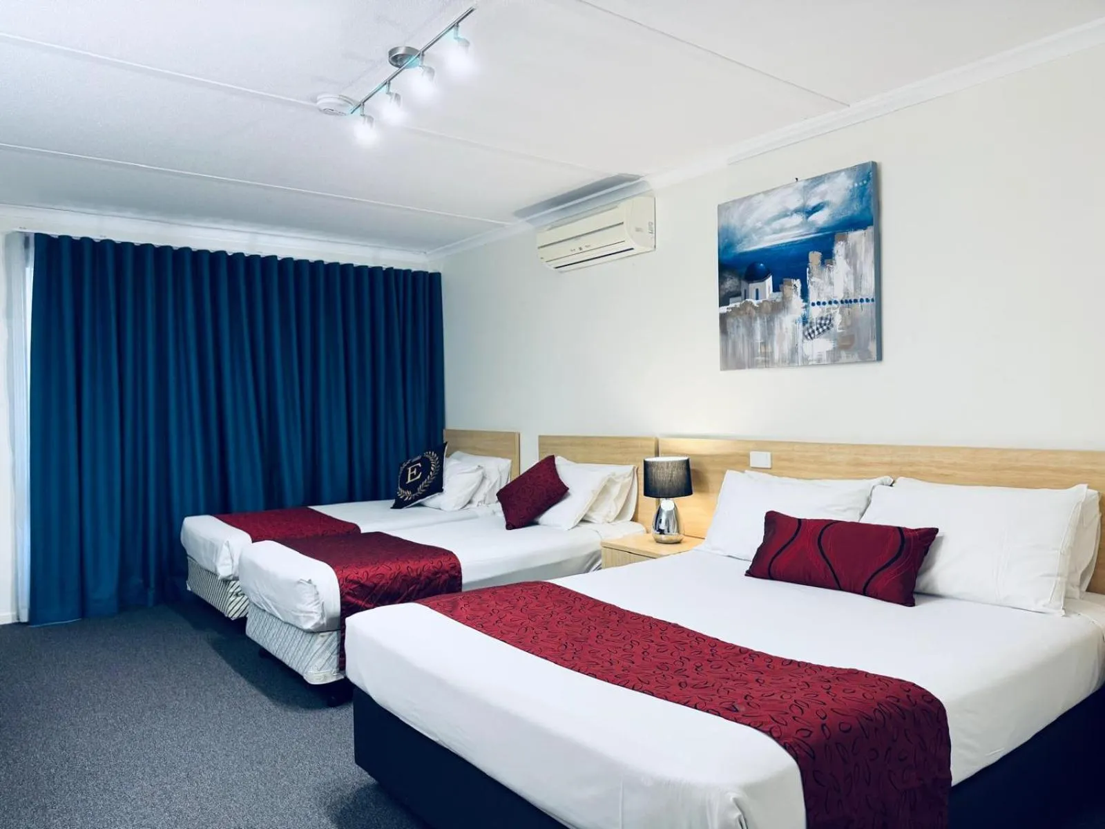 Bed in Edinburgh Motor Inn