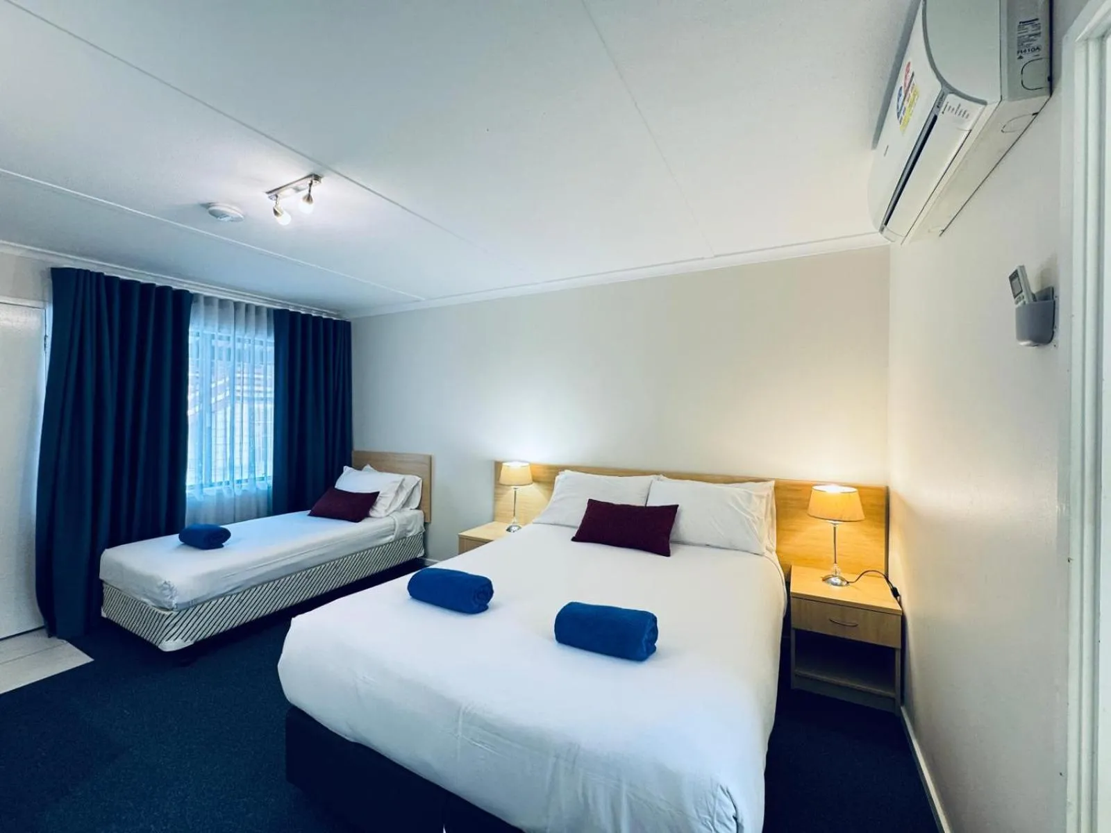 Bed in Edinburgh Motor Inn