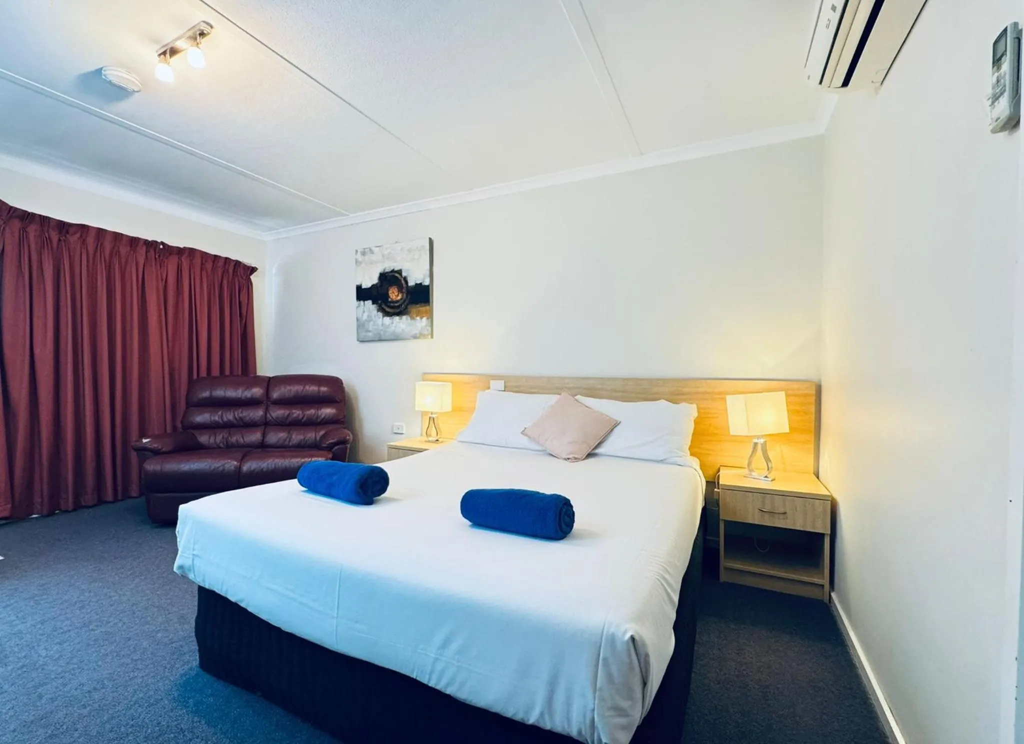 Bed in Edinburgh Motor Inn